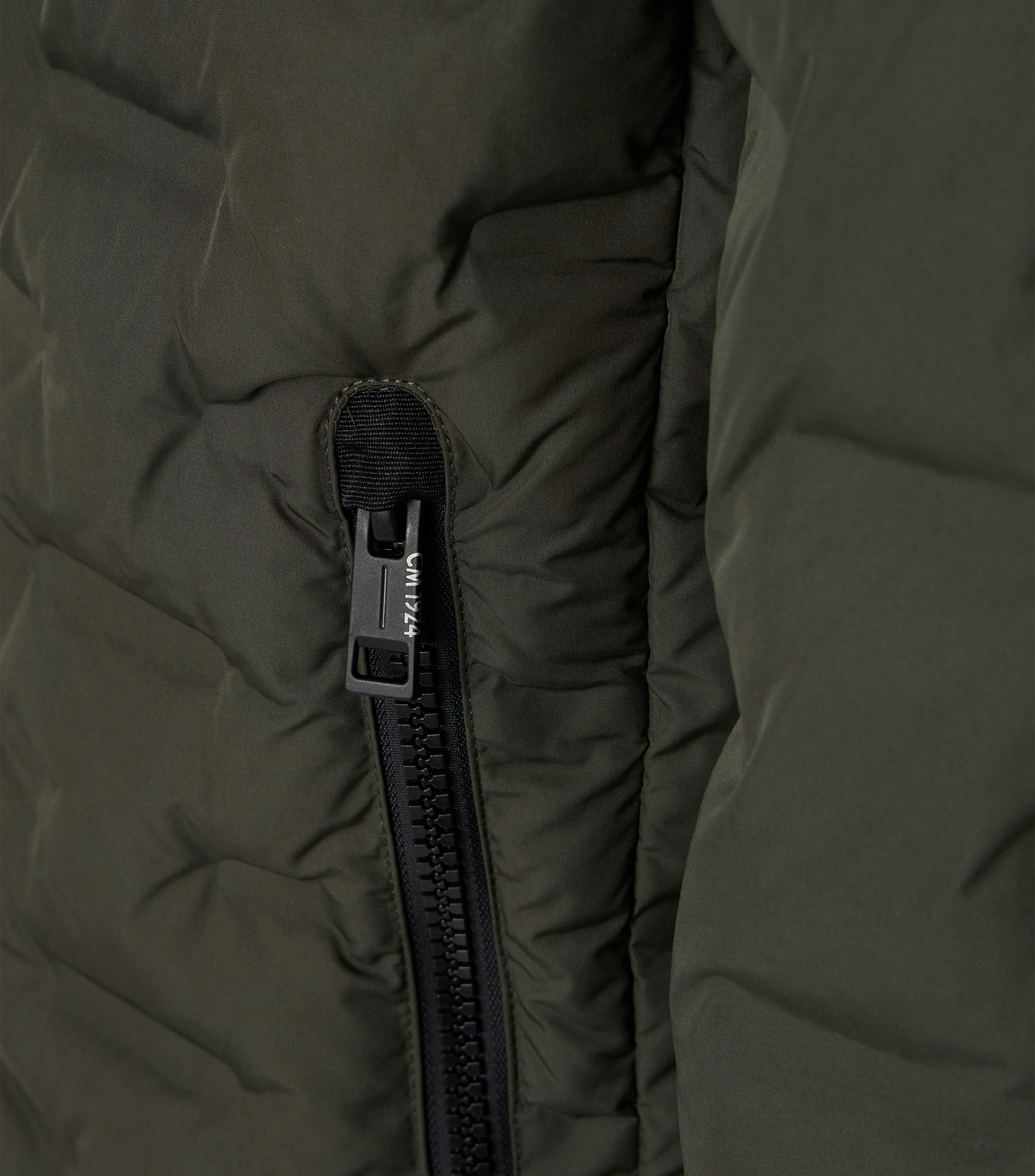 Ein Jacke im uni Muster in der Farbe Dunkelgrün