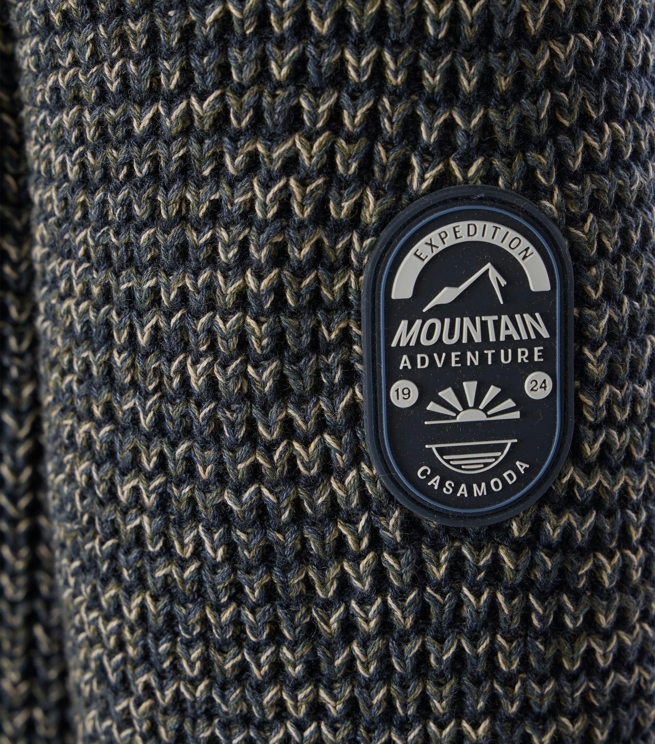 Ein Pullover im uni Muster in der Farbe mittleres Dunkelblau