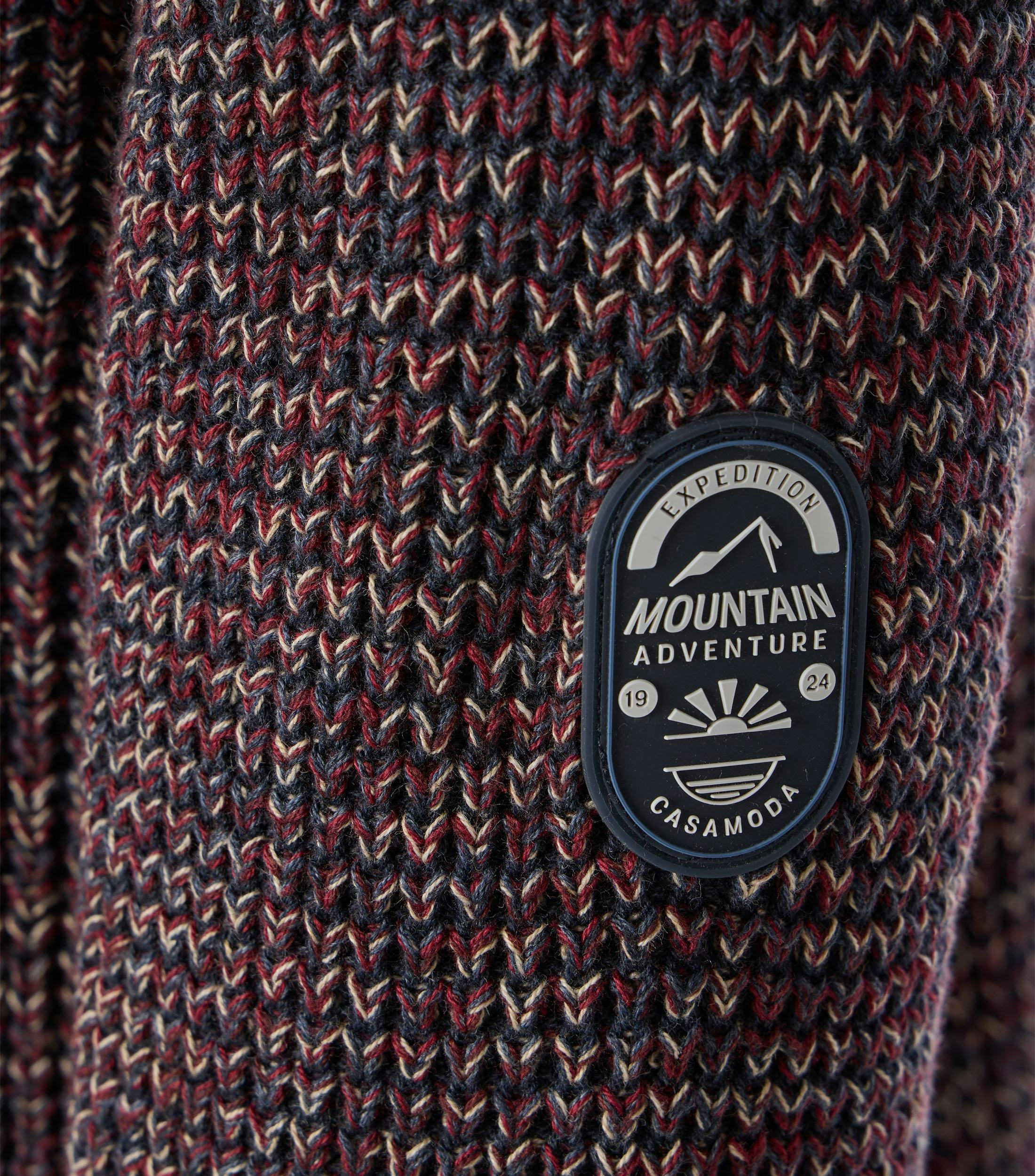 Ein Pullover im uni Muster in der Farbe Dunkelrot