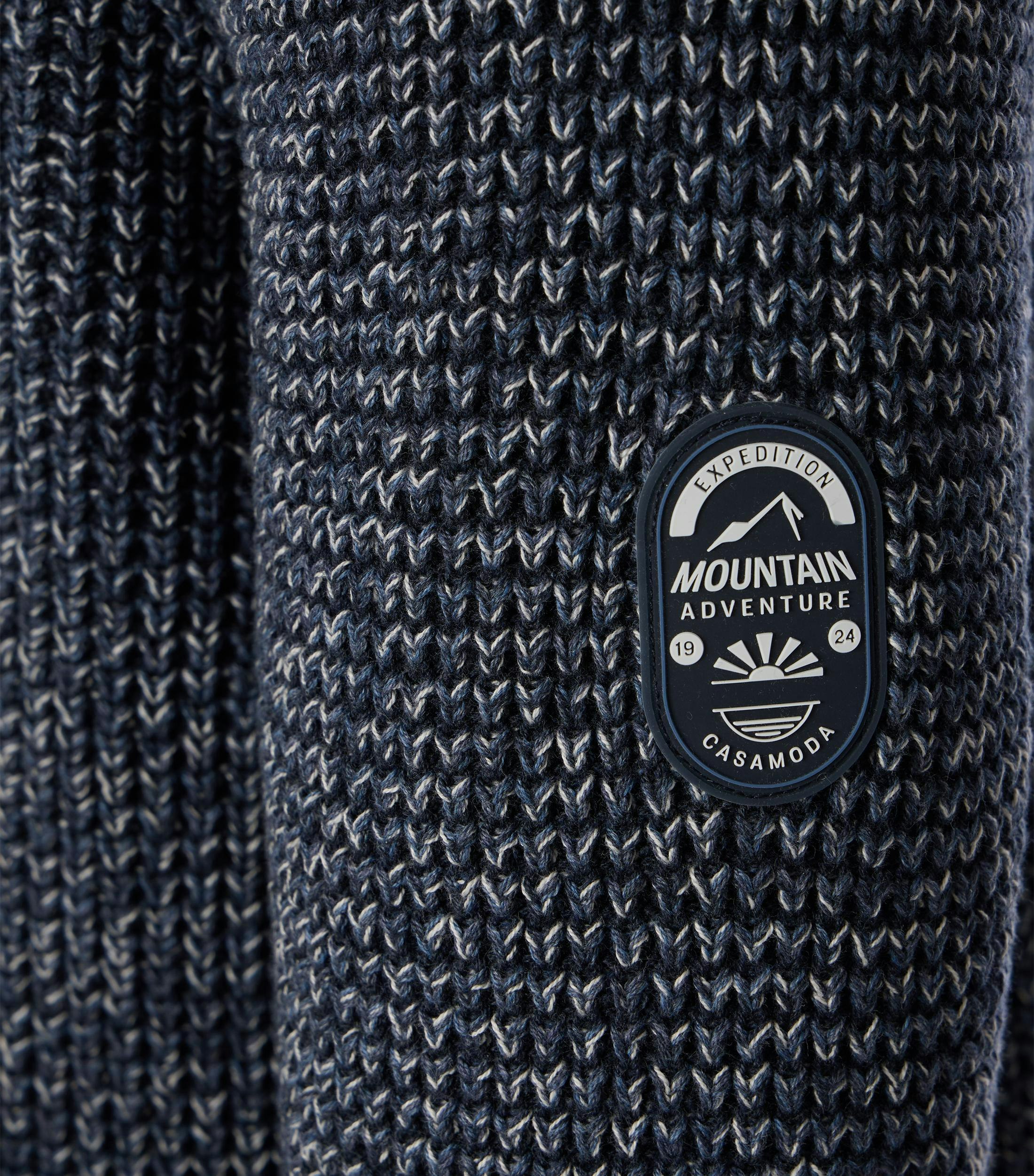 Ein Pullover im uni Muster in der Farbe Dunkelblau