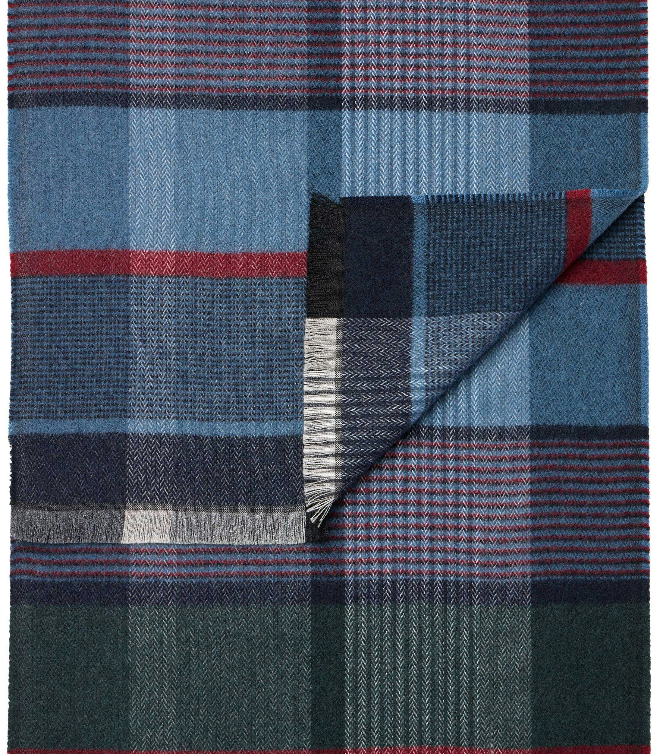 Ein Schal im uni Muster in der Farbe Blau