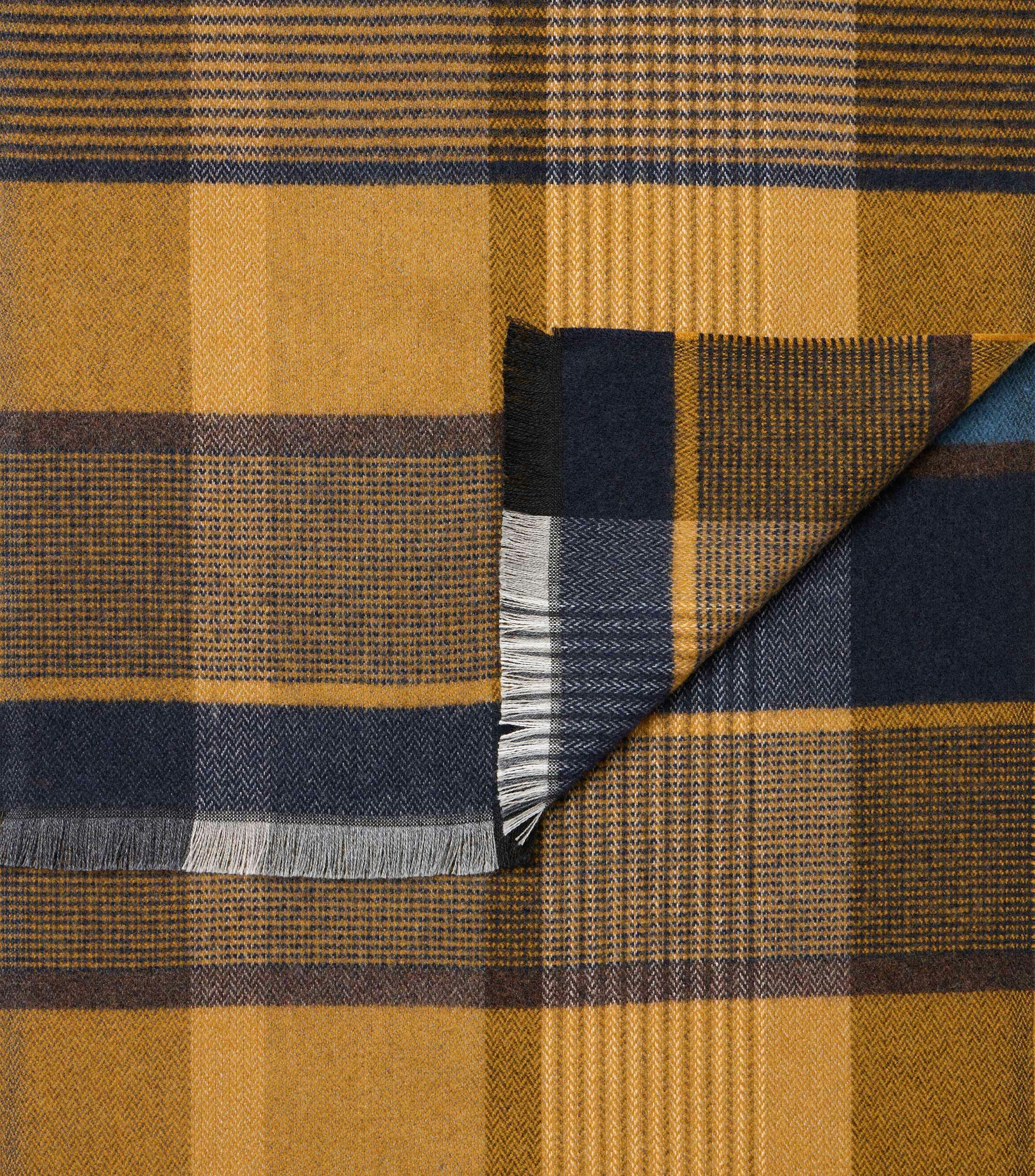 Ein Schal im uni Muster in der Farbe Gelb