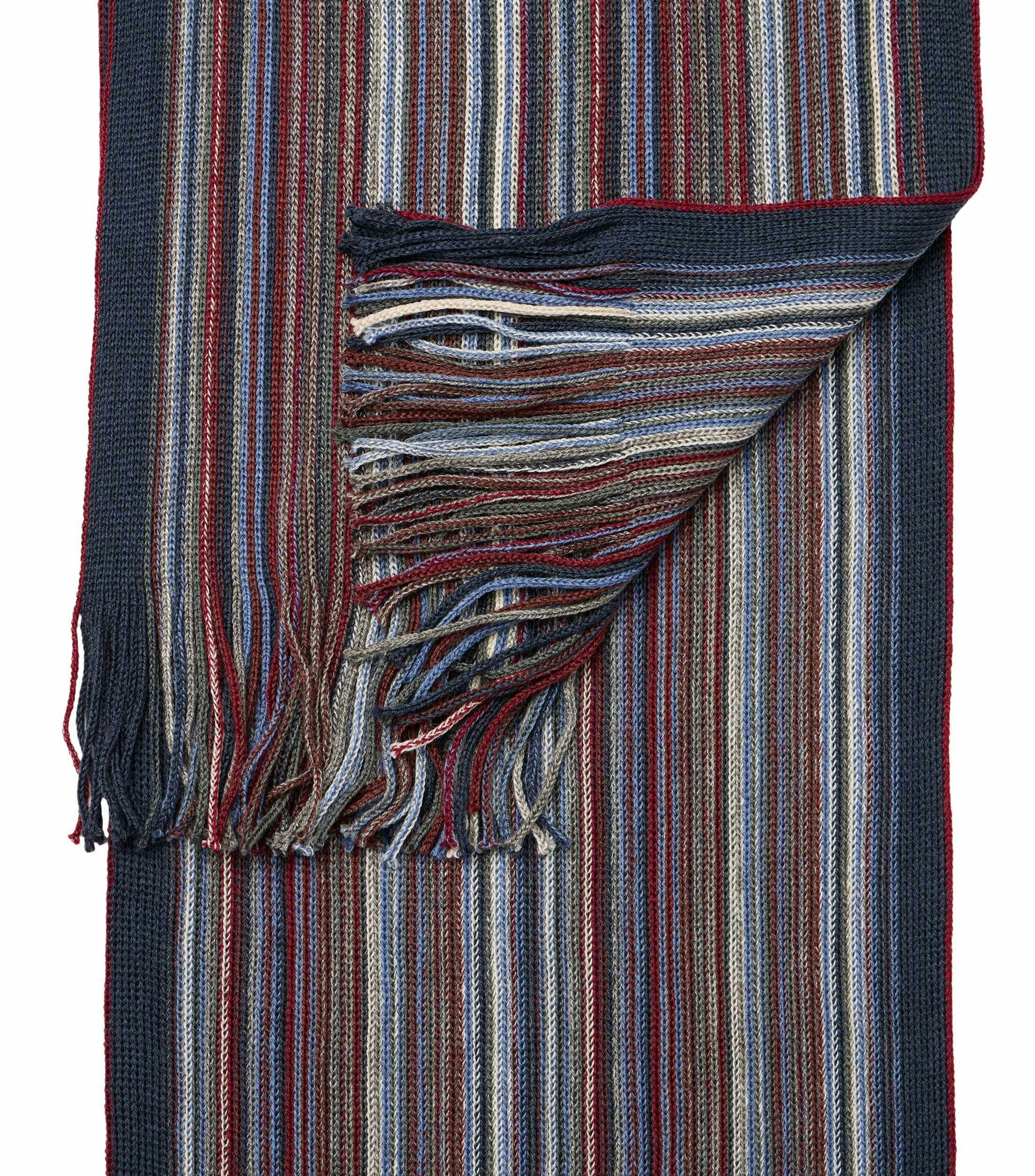 Ein Schal im uni Muster in der Farbe Rot