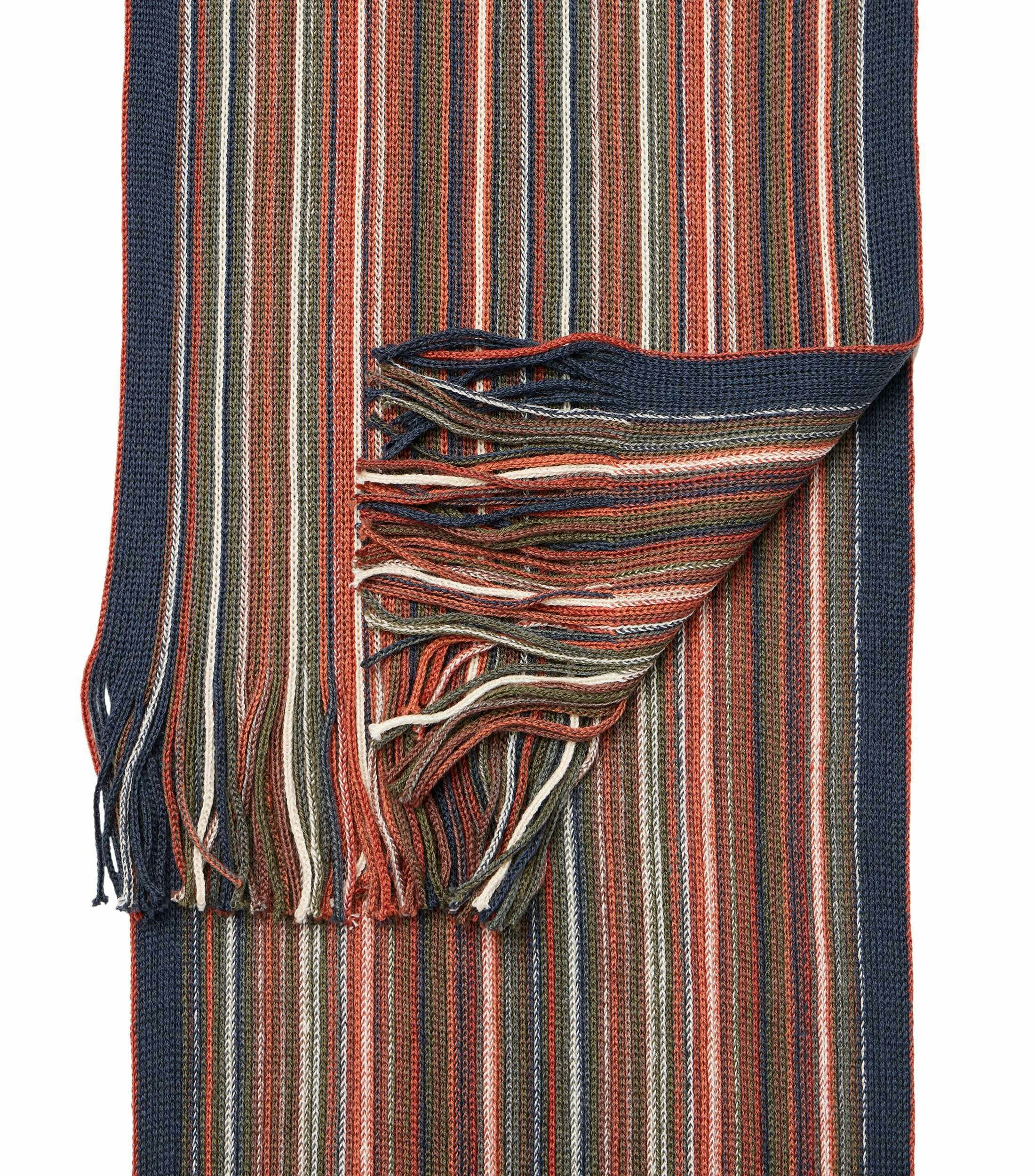 Ein Schal im uni Muster in der Farbe Orange