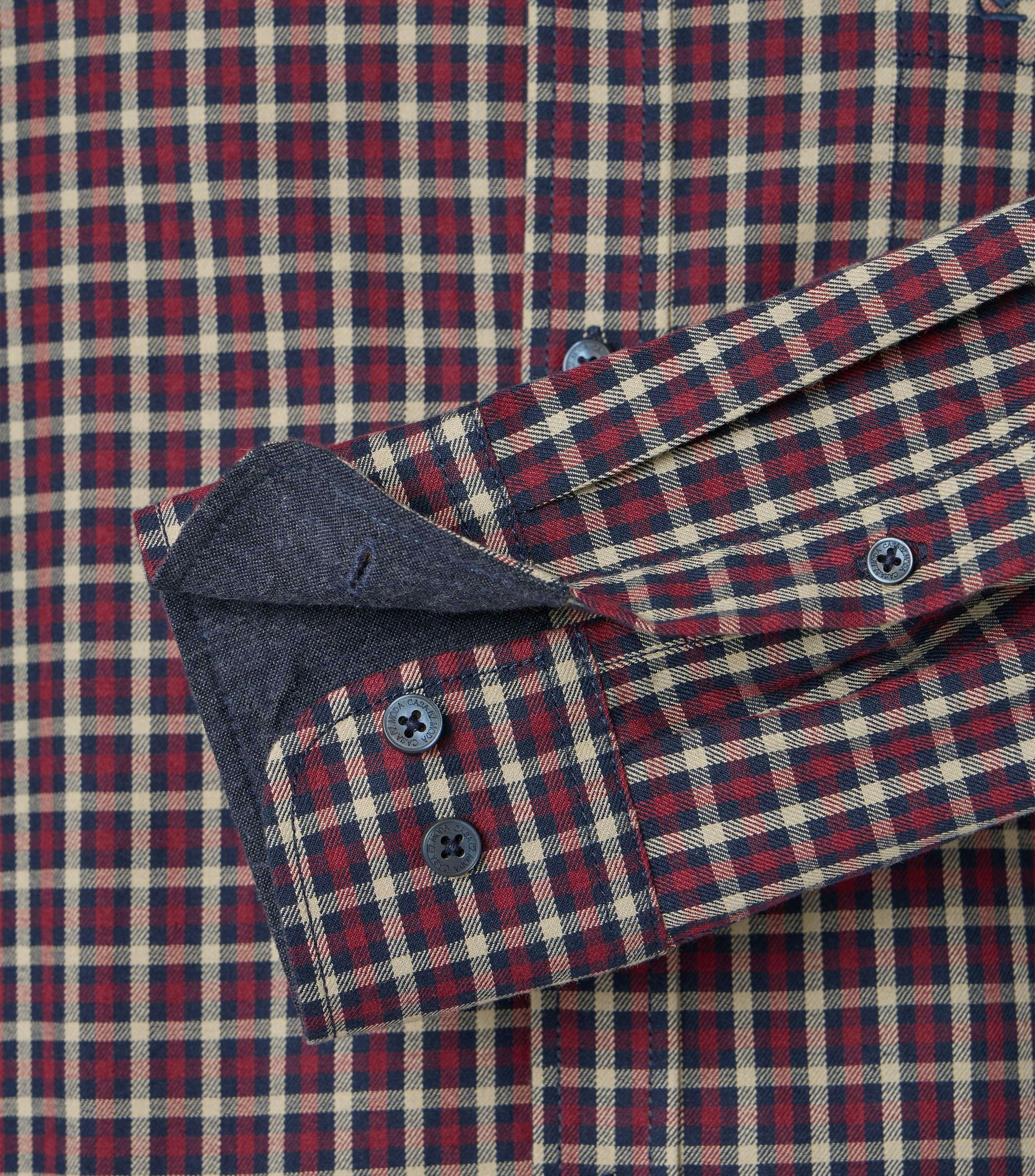 Ein Freizeithemd im kariert Muster in der Farbe Rot