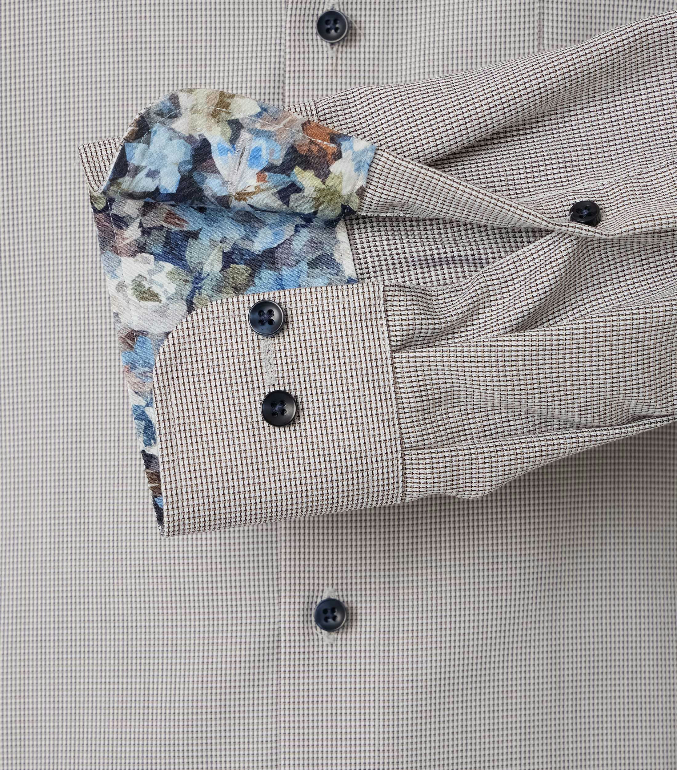 Ein Businesshemd im uni Muster in der Farbe Grau