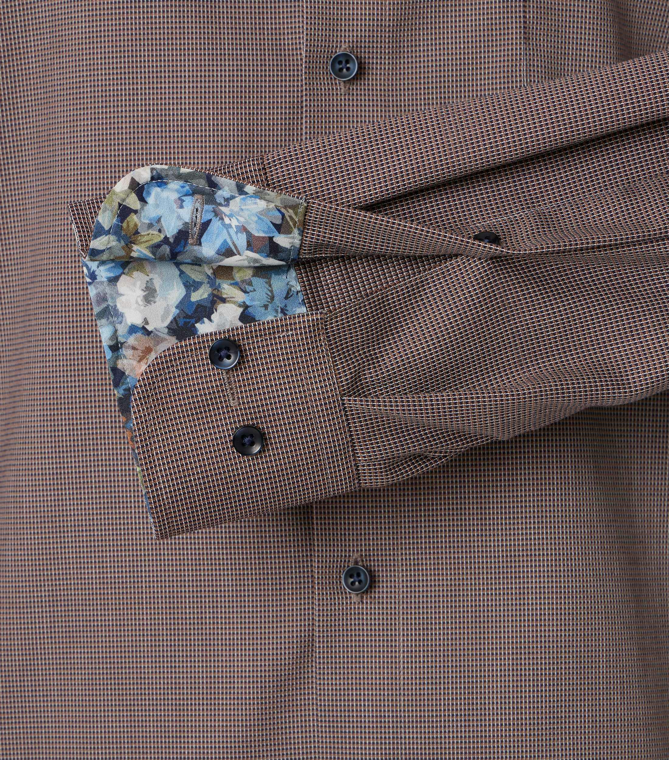 Ein Businesshemd im uni Muster in der Farbe Braun