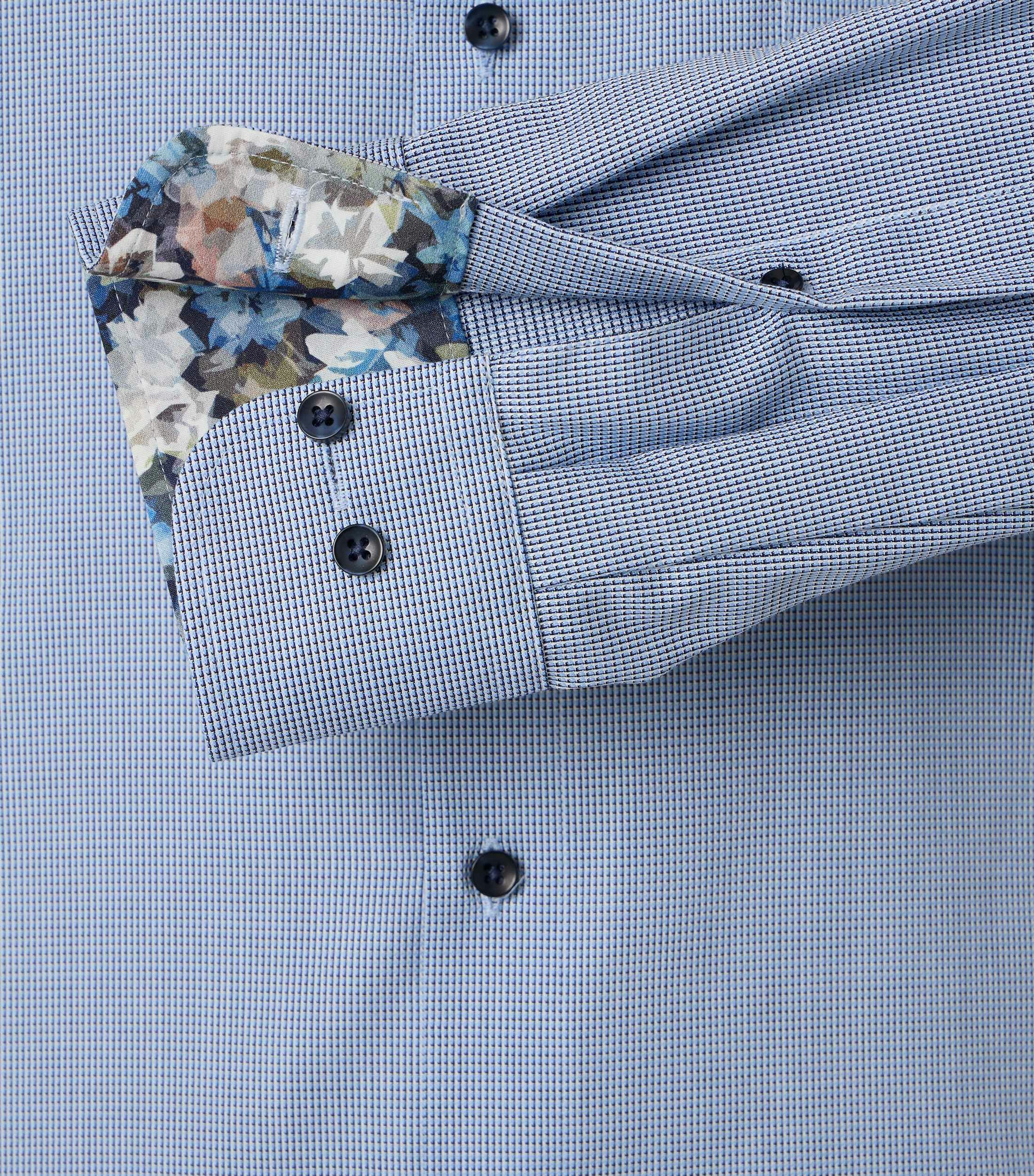 Ein Businesshemd im uni Muster in der Farbe Blau