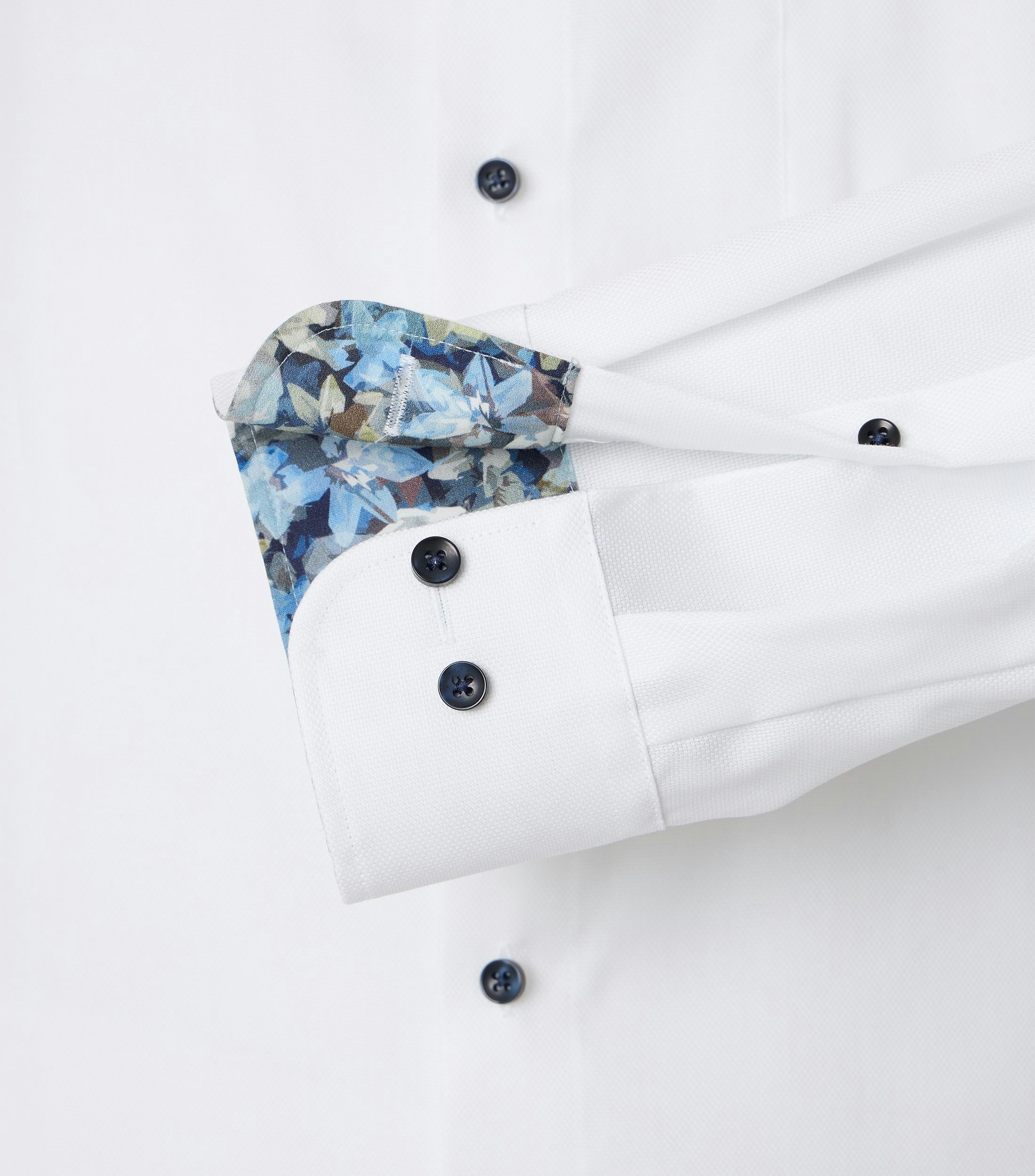 Ein Businesshemd im uni Muster in der Farbe Weiß