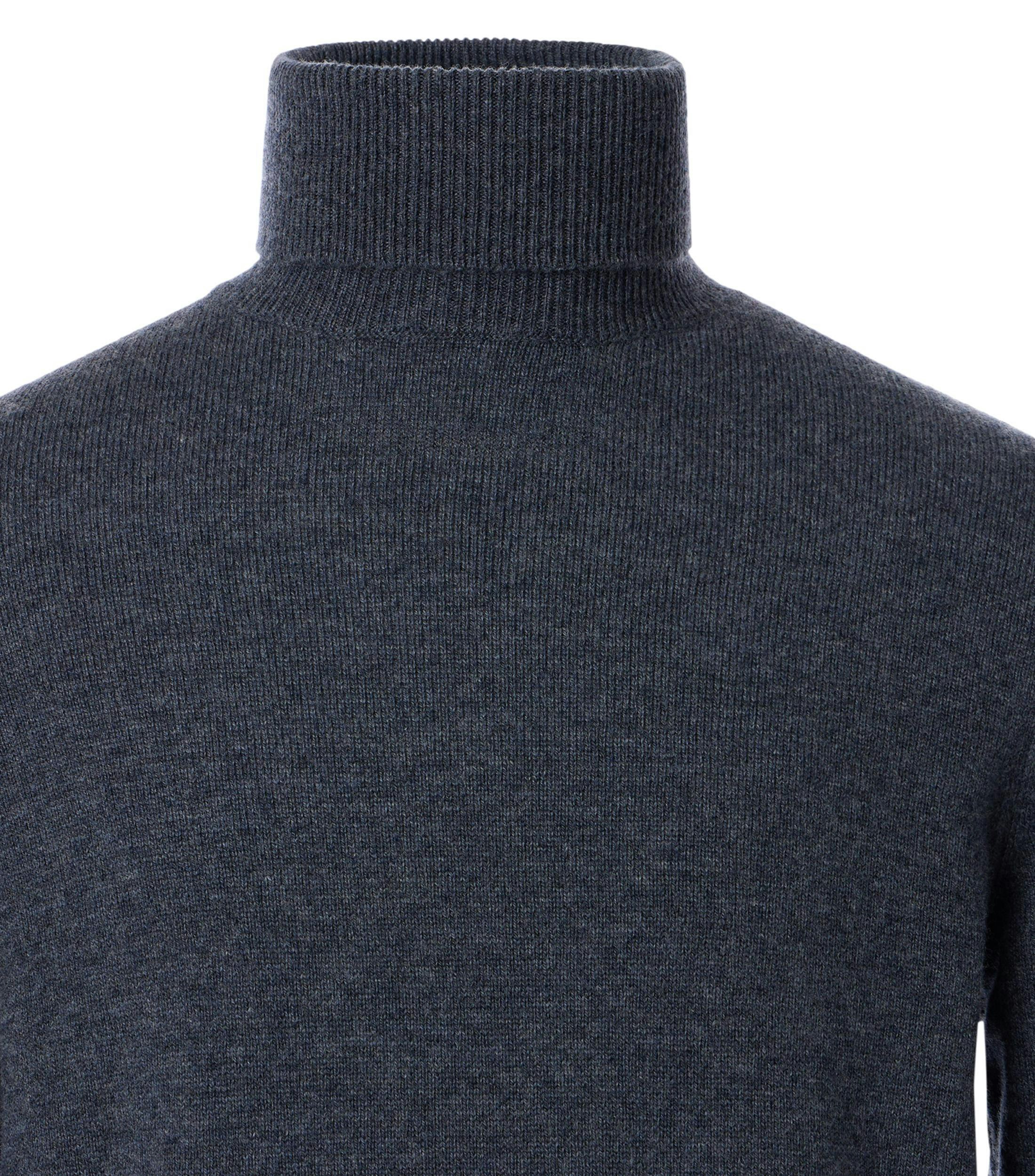 Ein Pullover im uni Muster in der Farbe Dunkelblau