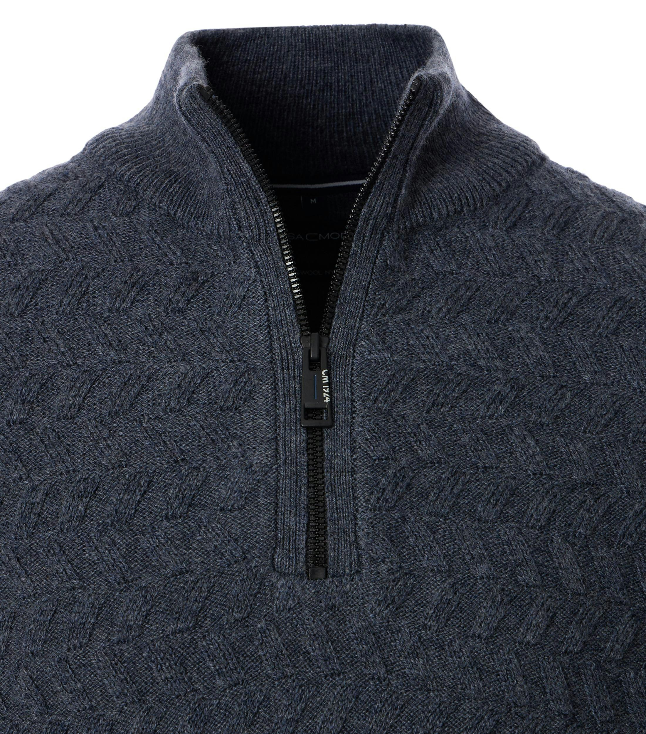 Ein Pullover im uni Muster in der Farbe Dunkelblau