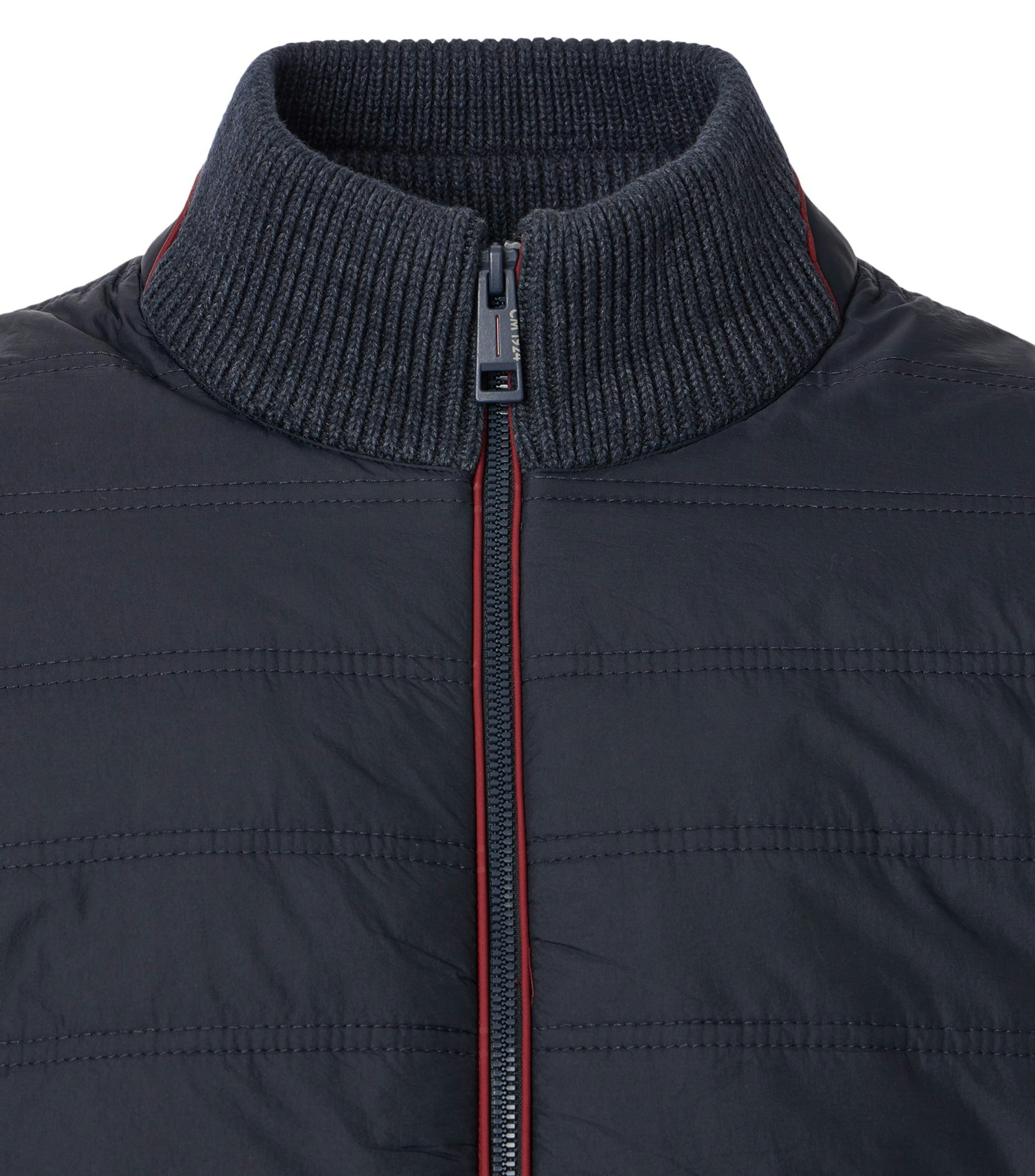 Ein Strickjacke im uni Muster in der Farbe Dunkelblau