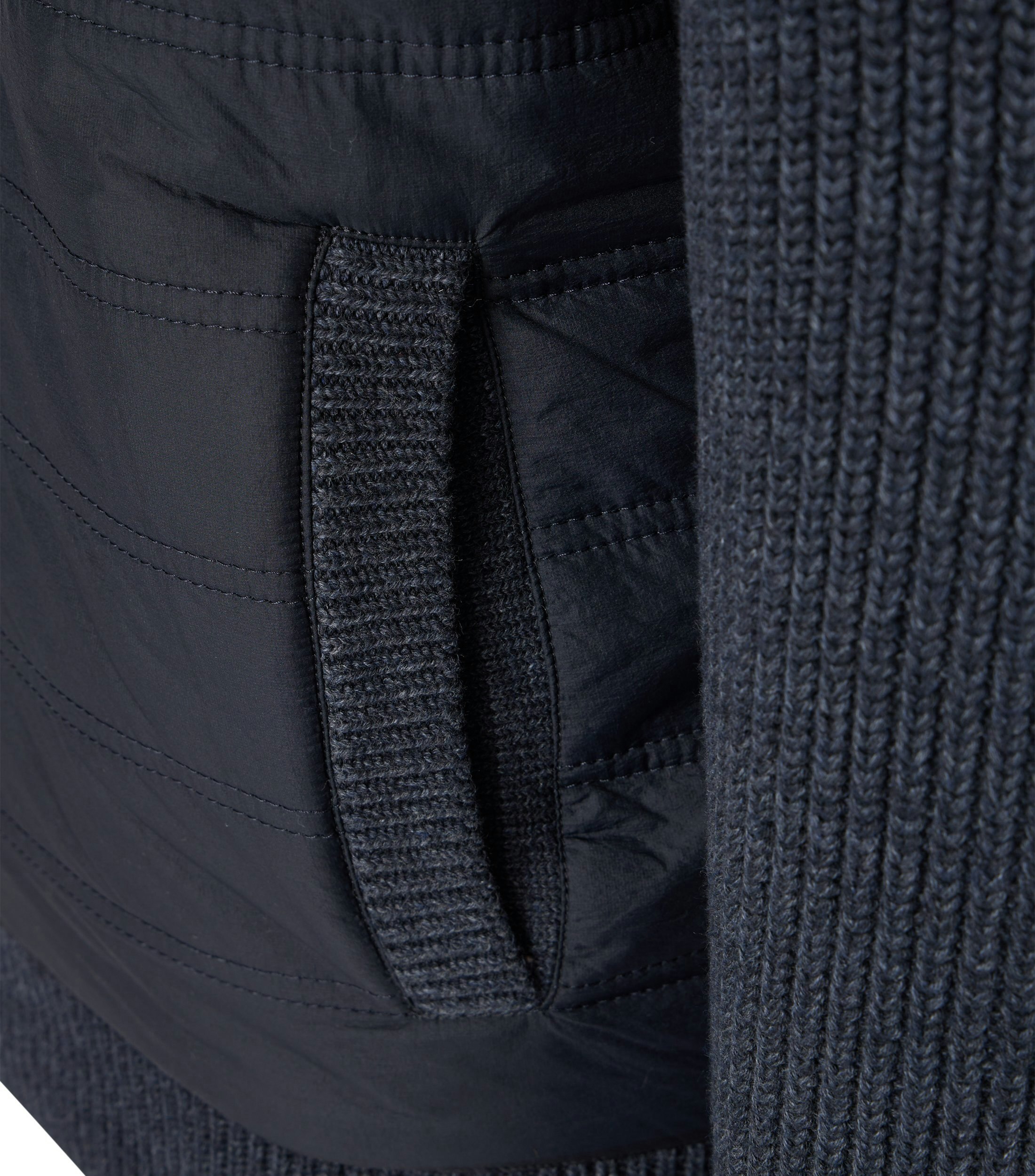 Ein Strickjacke im uni Muster in der Farbe Dunkelblau