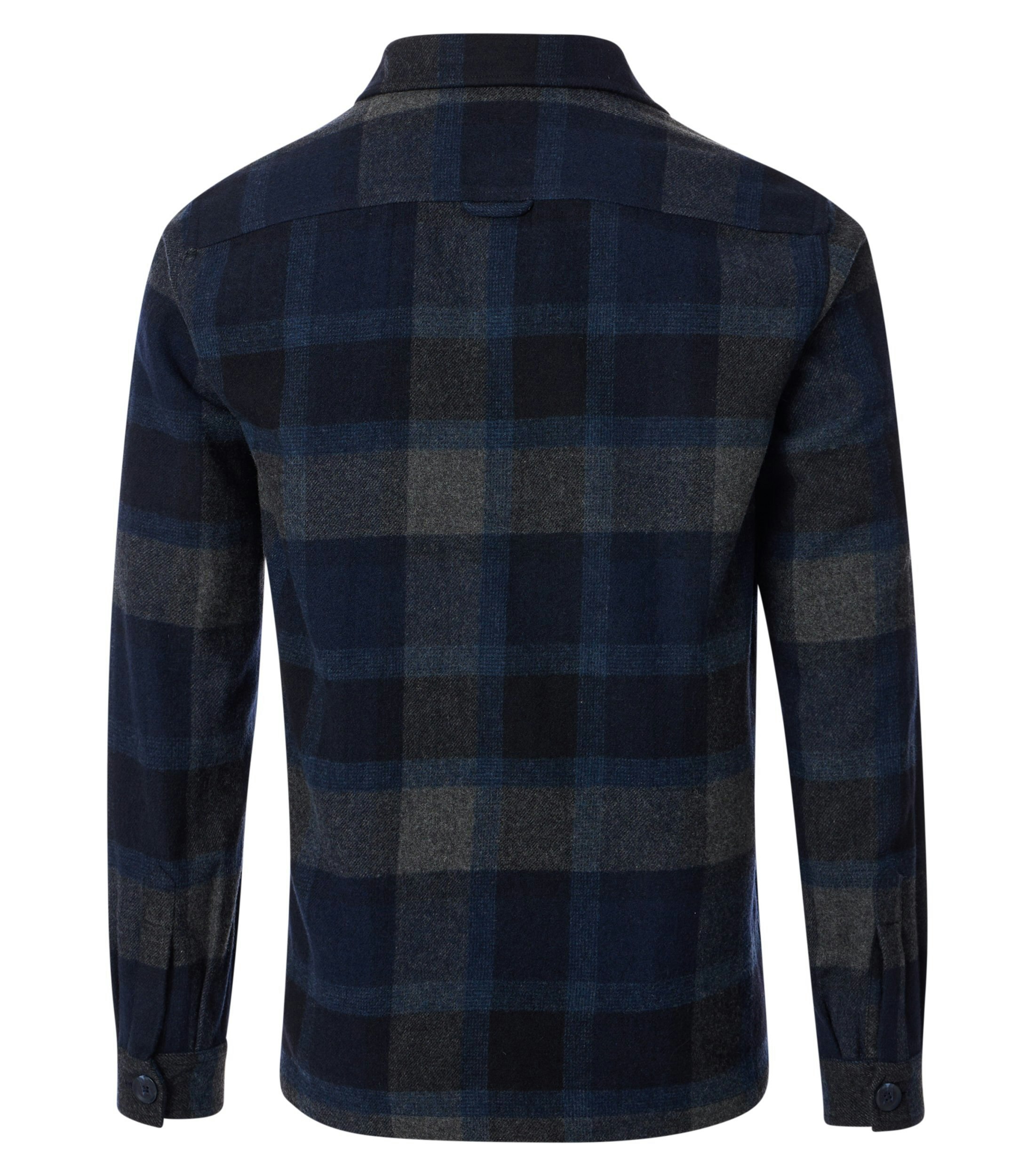 Das Model trägt ein Freizeithemd im uni Muster in der Farbe Dunkelblau