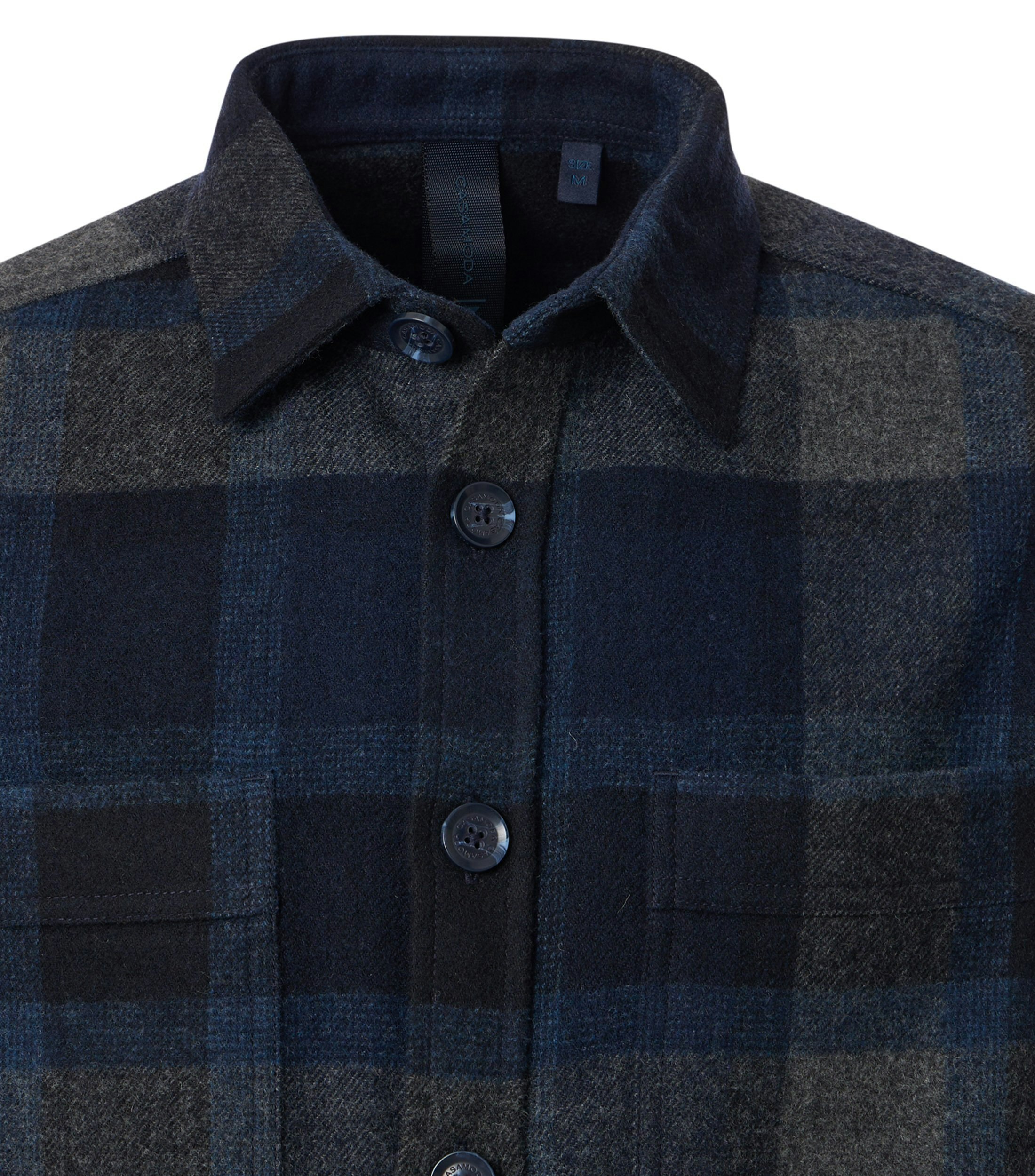 Das Model trägt ein Freizeithemd im uni Muster in der Farbe Dunkelblau