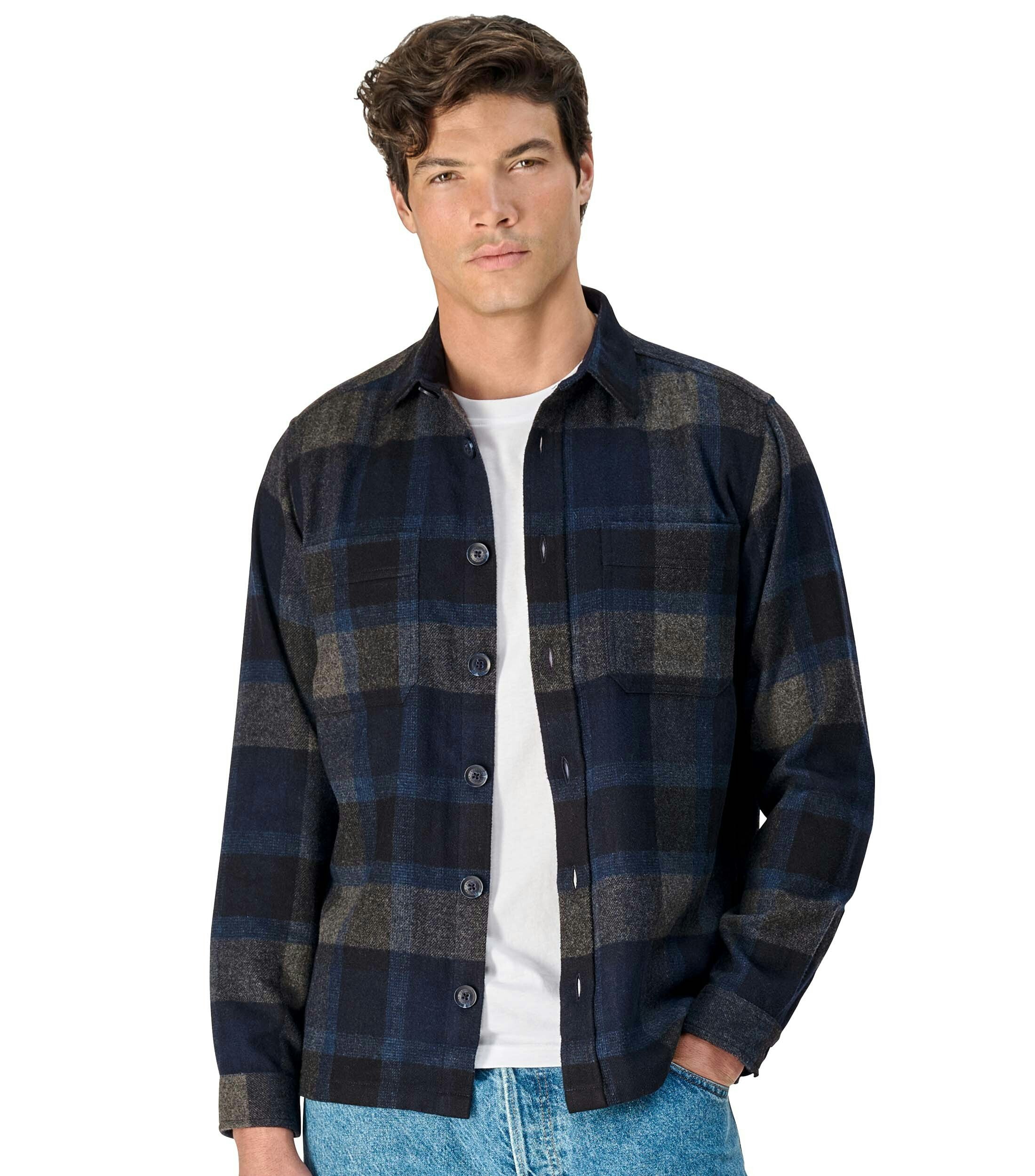 Das Model trägt ein Freizeithemd im uni Muster in der Farbe Dunkelblau