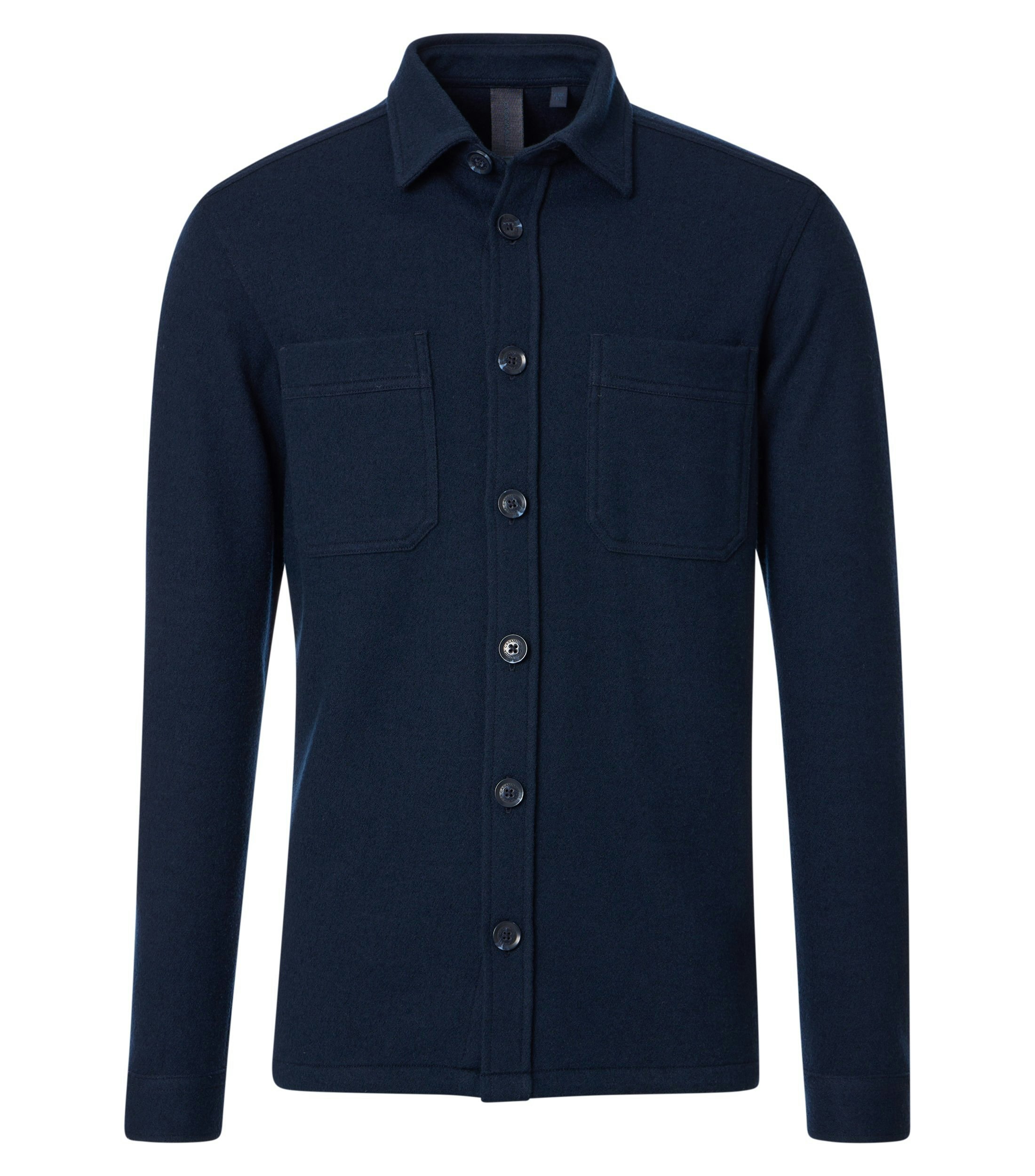 Das Model trägt ein Freizeithemd im uni Muster in der Farbe Blau