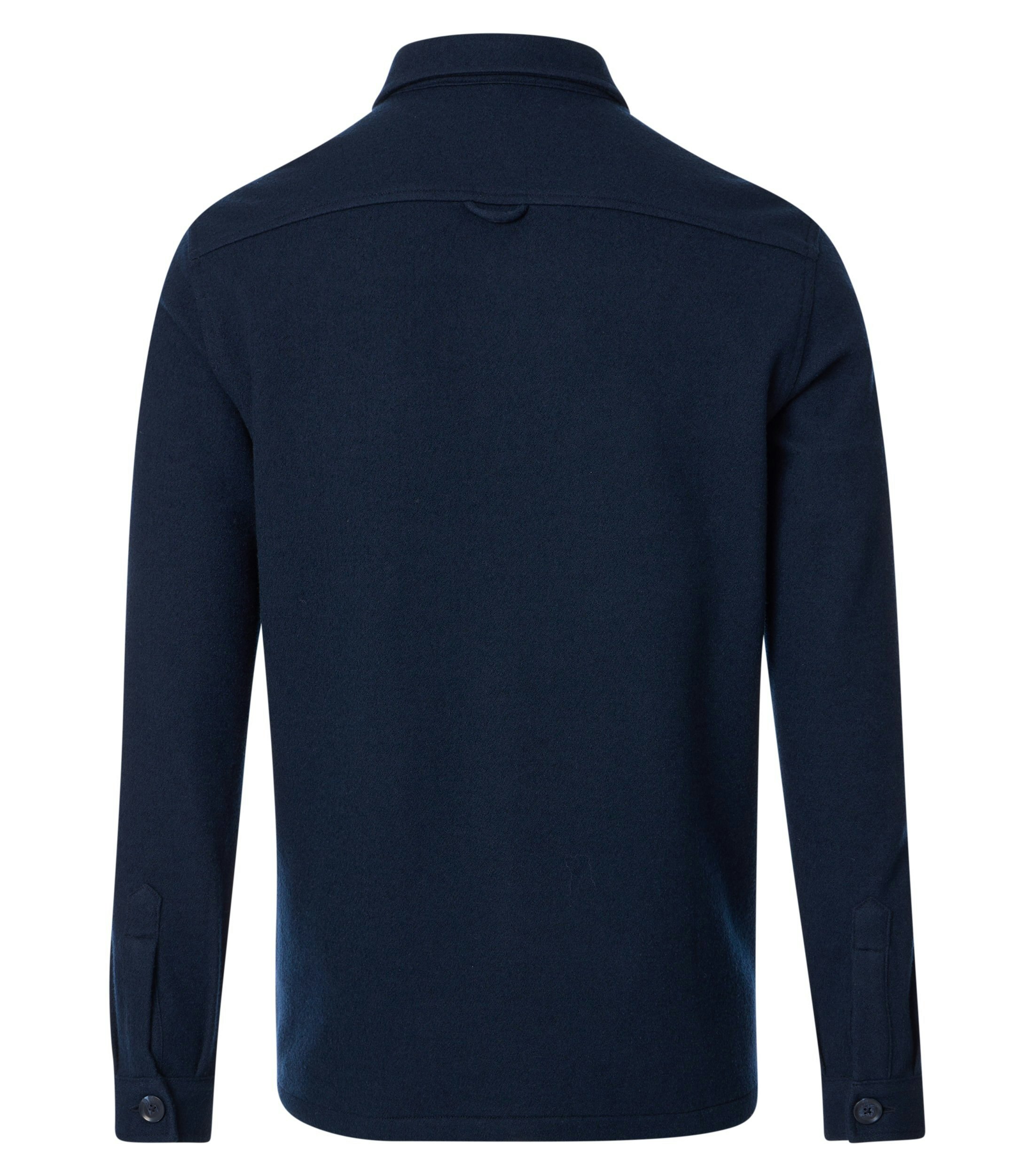 Das Model trägt ein Freizeithemd im uni Muster in der Farbe Blau