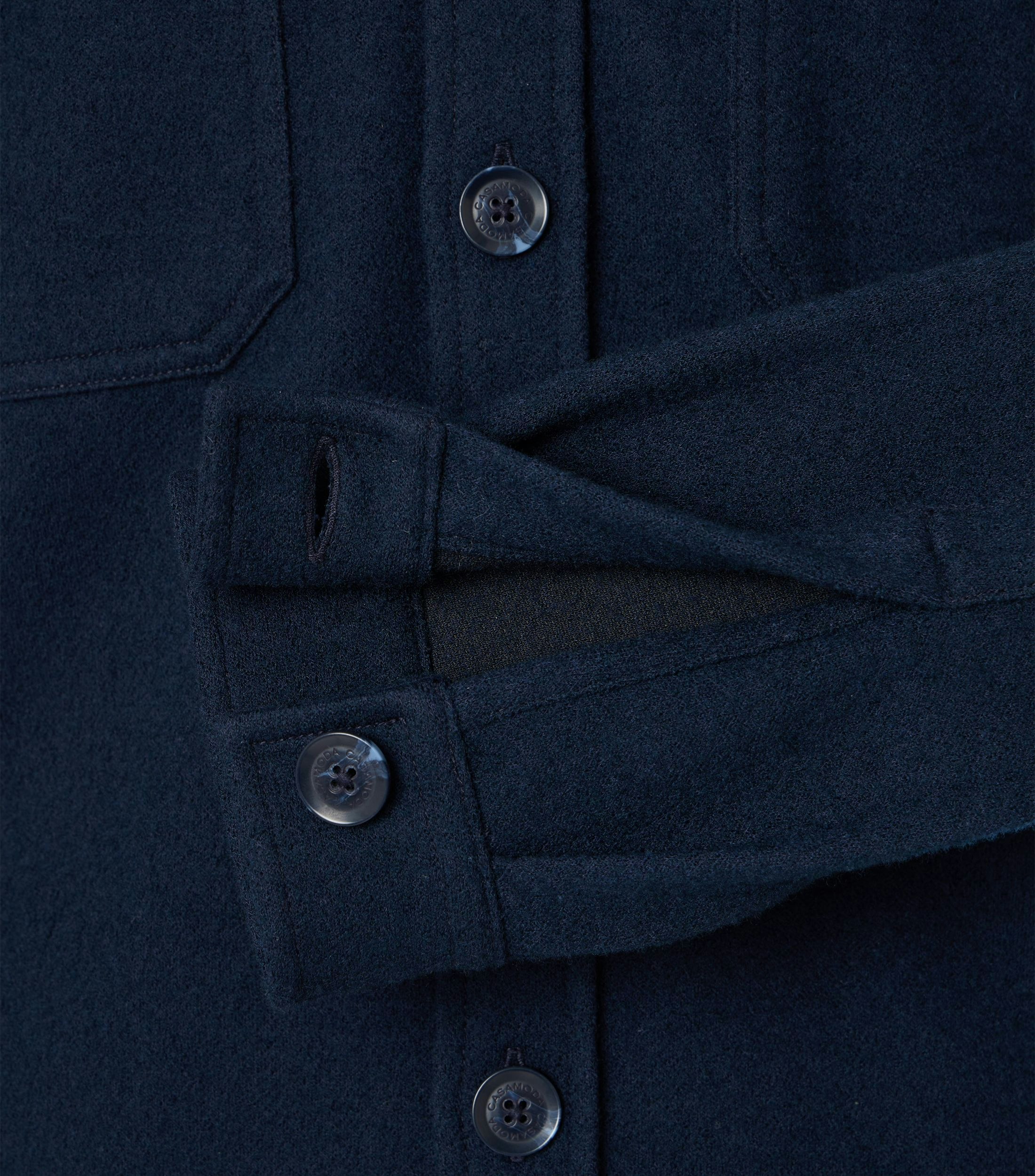 Das Model trägt ein Freizeithemd im uni Muster in der Farbe Blau