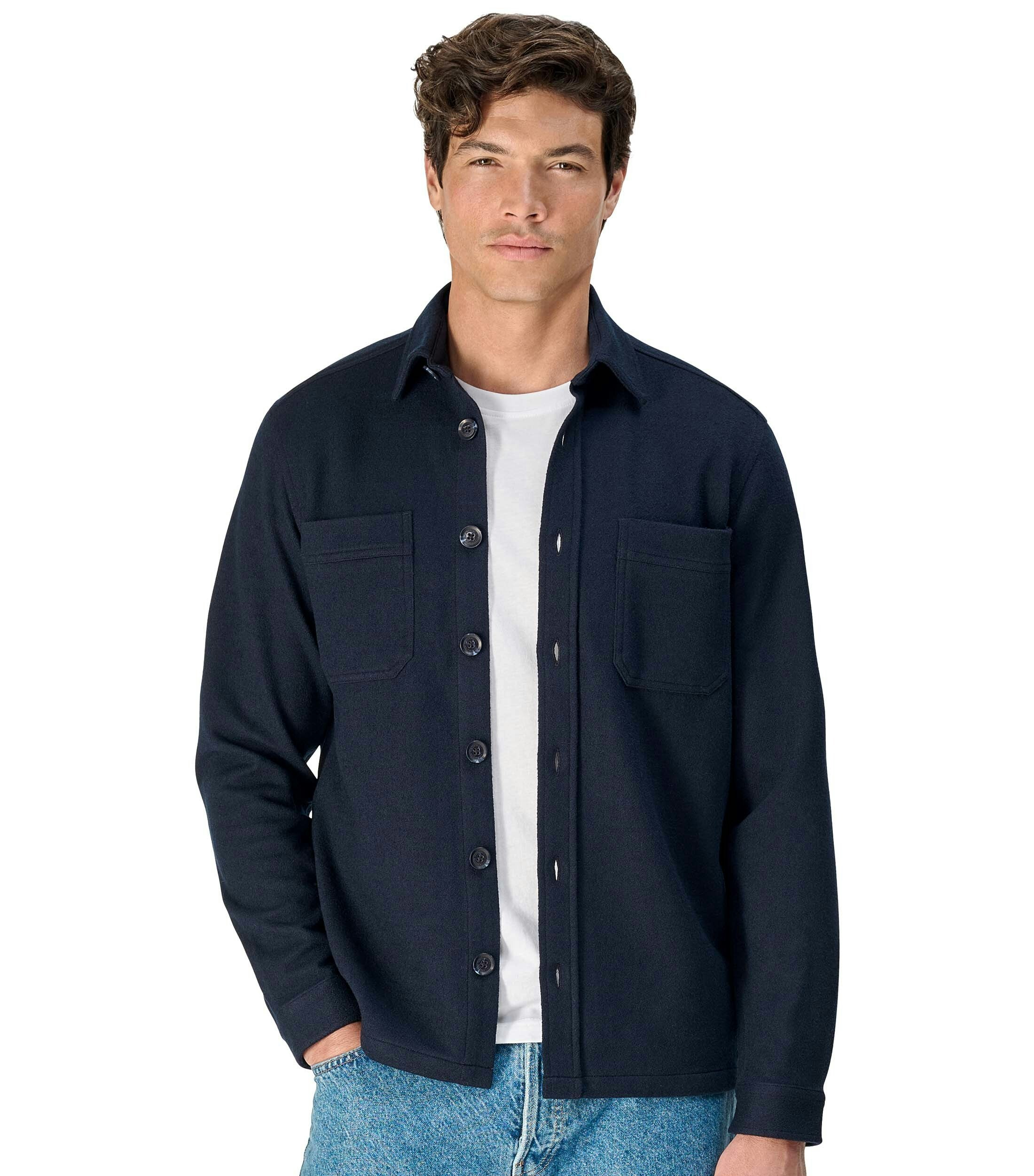 Das Model trägt ein Freizeithemd im uni Muster in der Farbe Blau