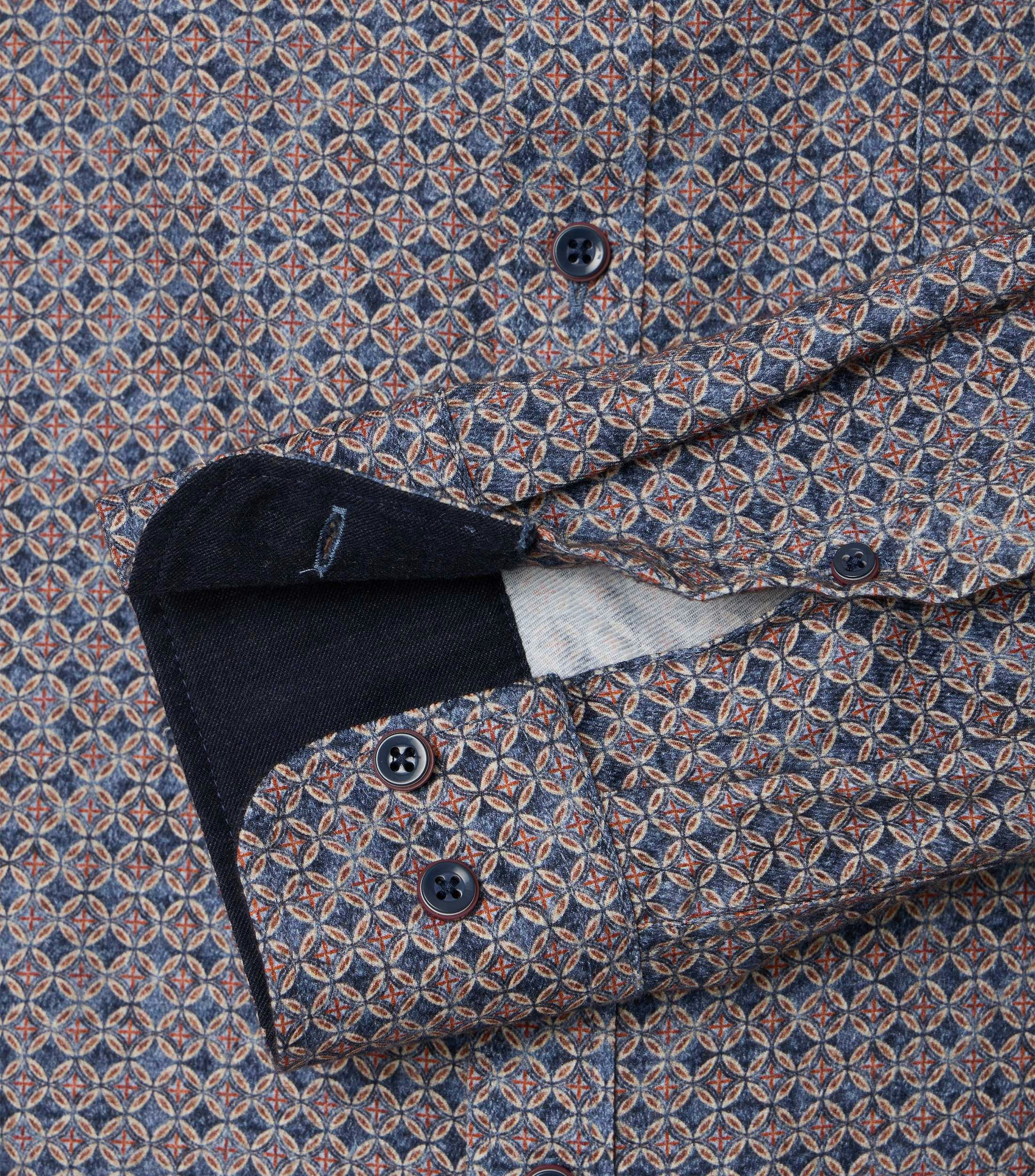 Ein Freizeithemd im Print Muster in der Farbe Hellrot