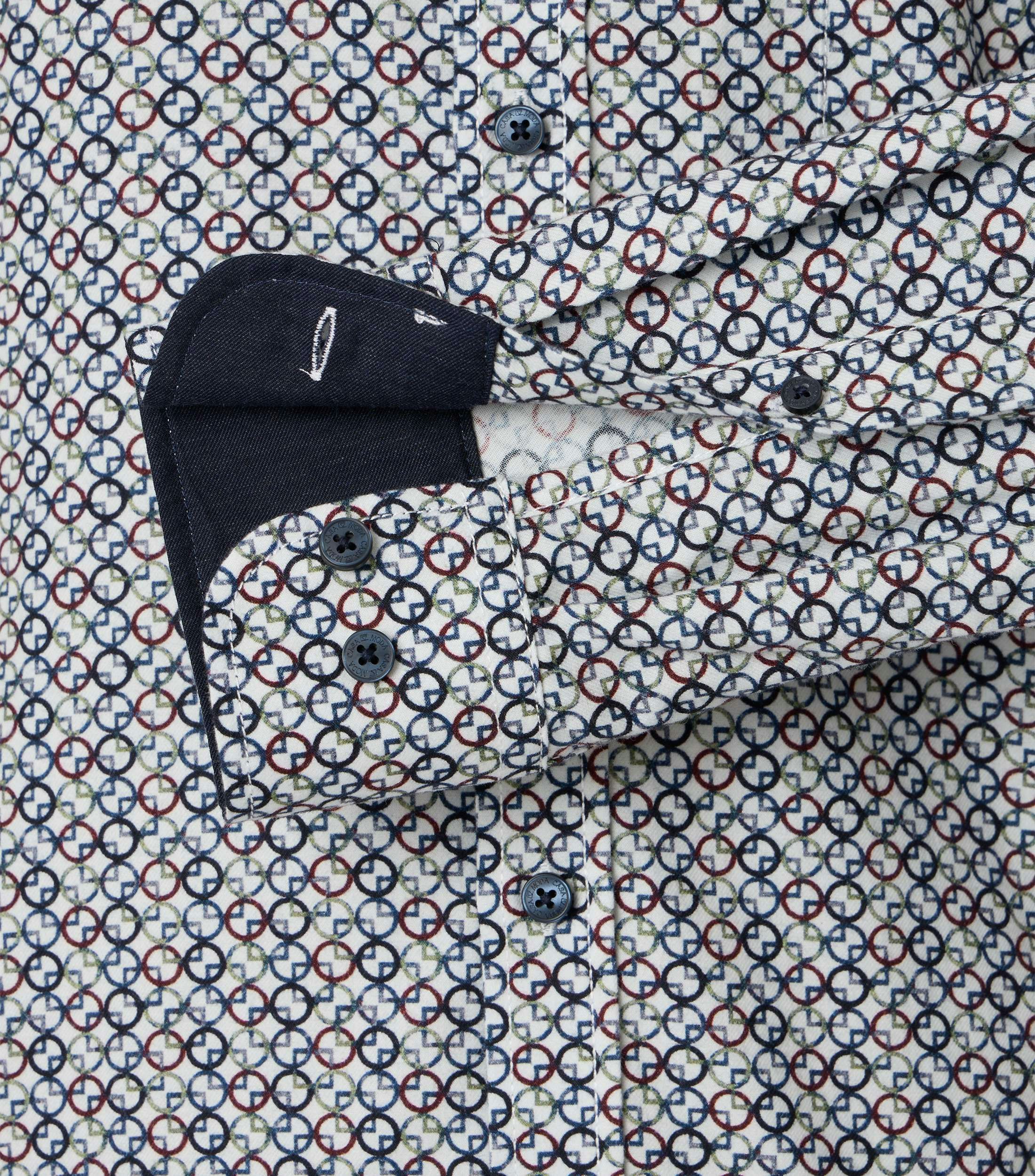 Ein Freizeithemd im Print Muster in der Farbe Hellblau