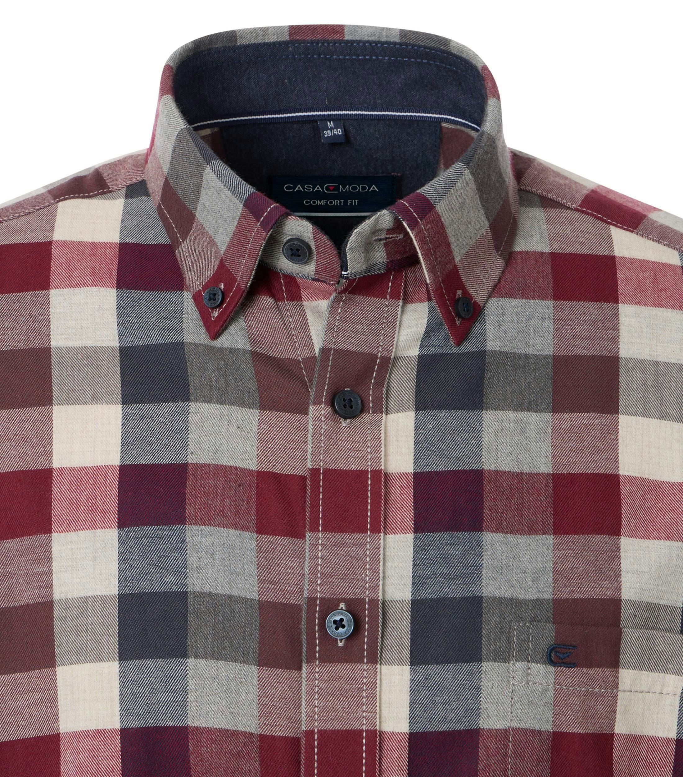 Ein Freizeithemd im kariert Muster in der Farbe Rot