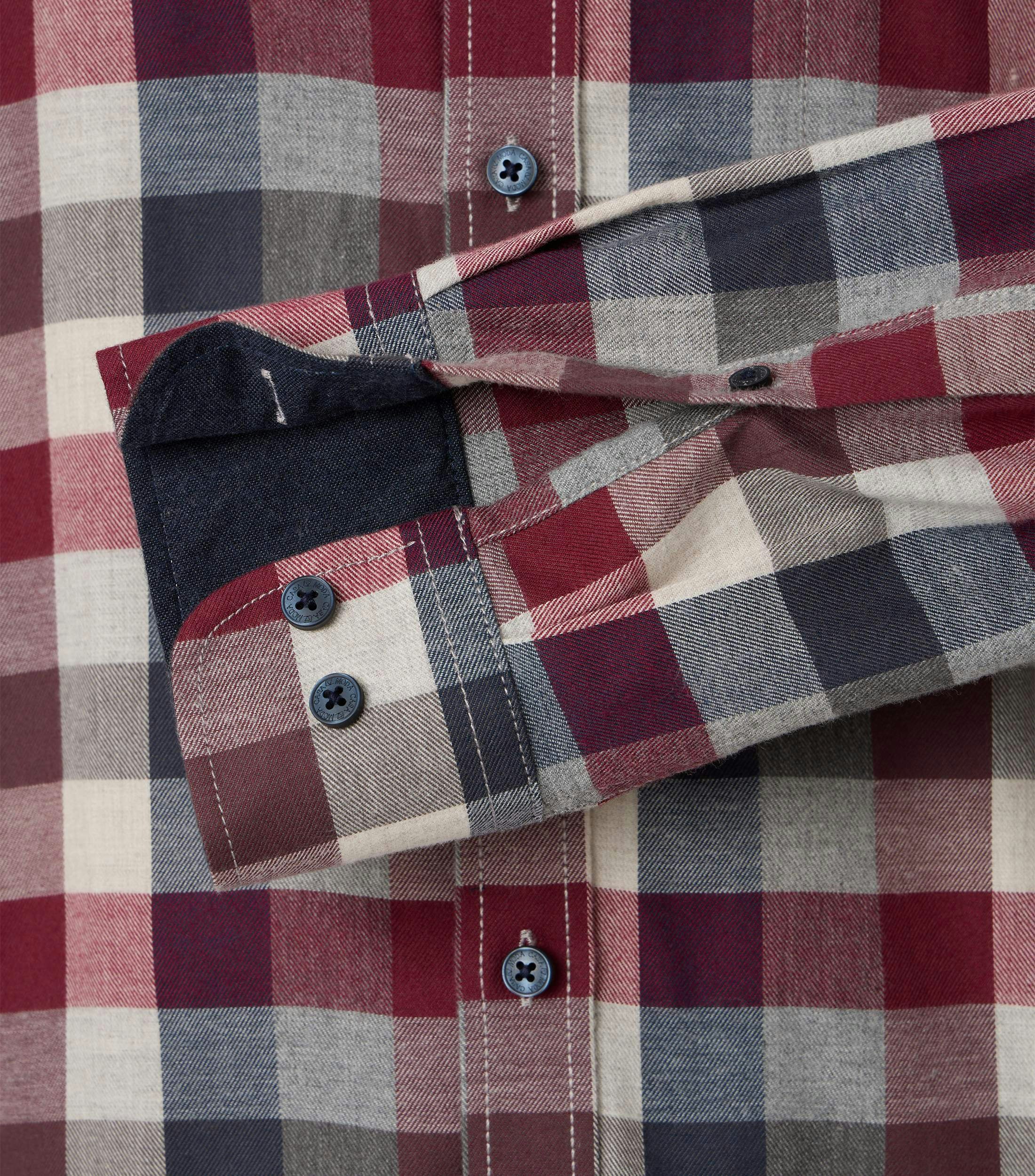 Ein Freizeithemd im kariert Muster in der Farbe Rot