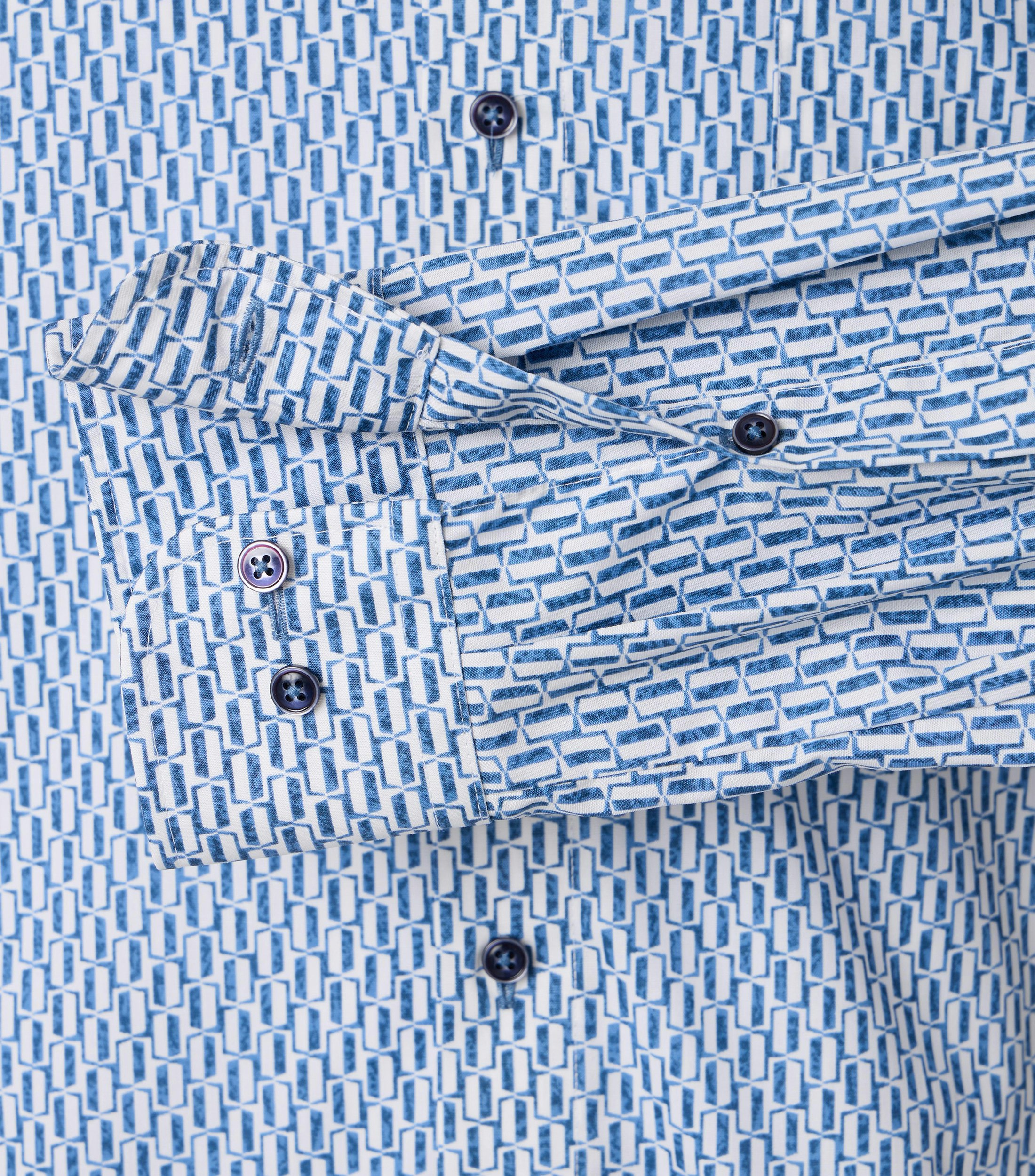 Ein Businesshemd im Print Muster in der Farbe Blau