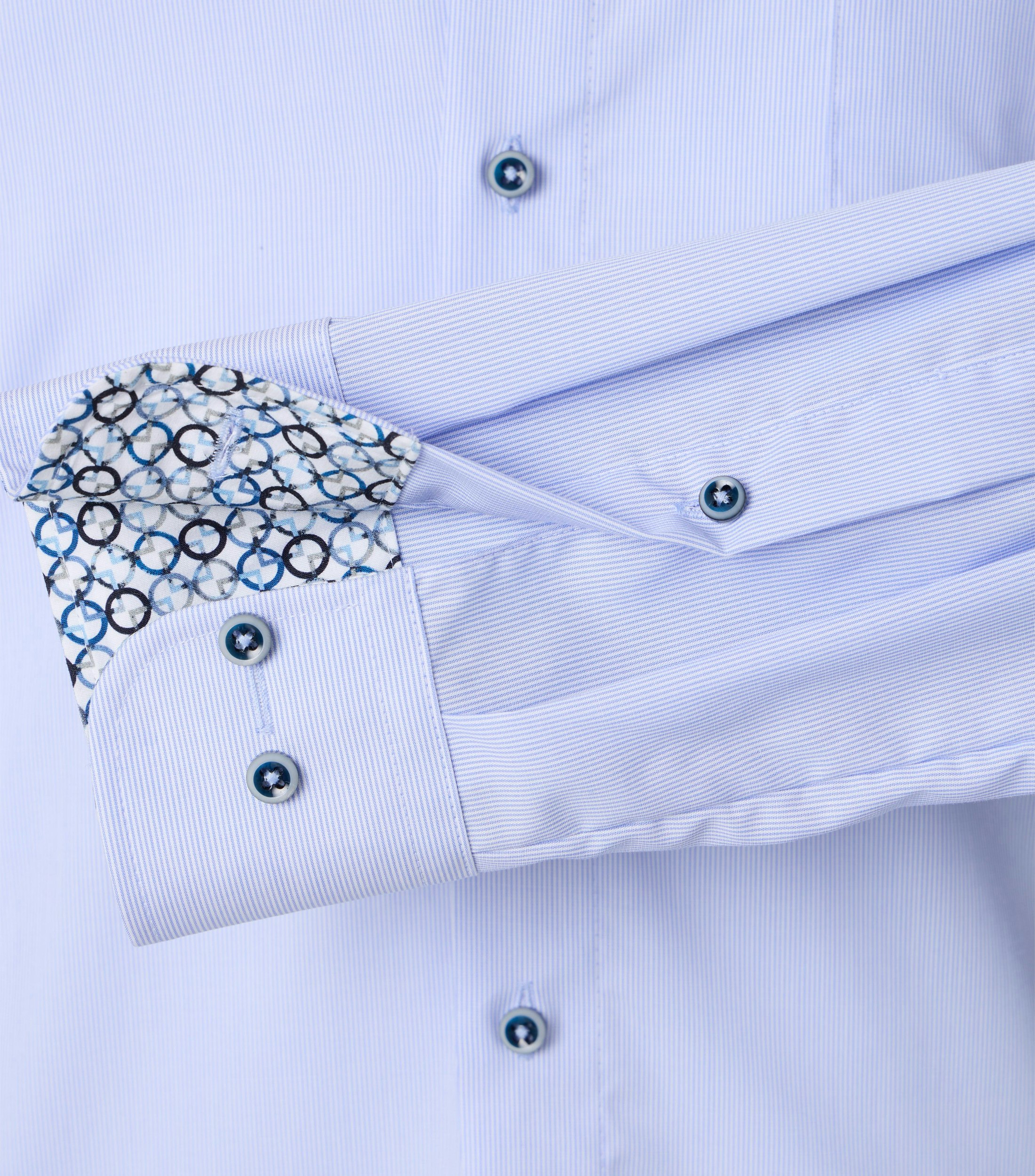 Ein Businesshemd im gestreift Muster in der Farbe Blau