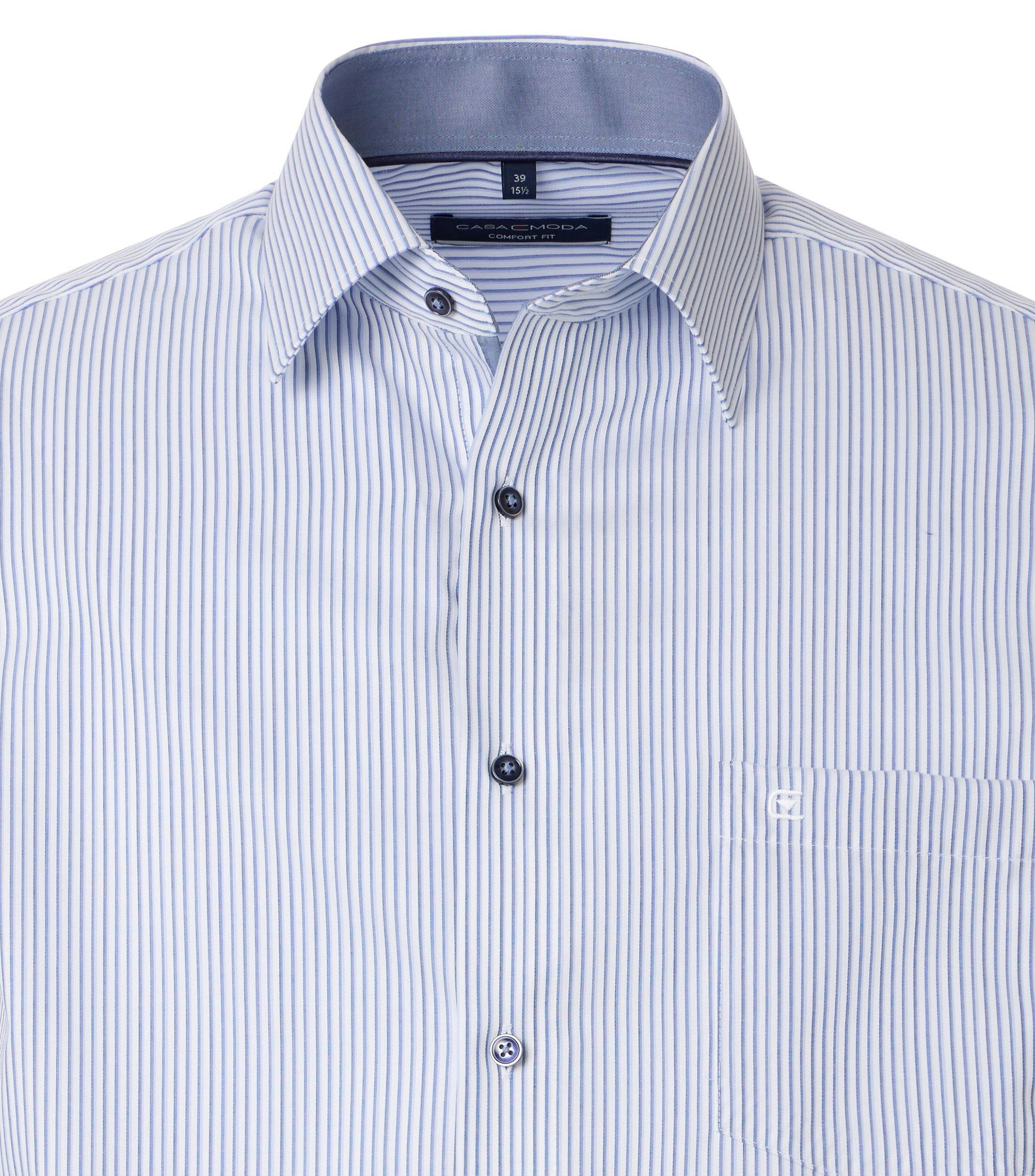 Ein Businesshemd im gestreift Muster in der Farbe Blau