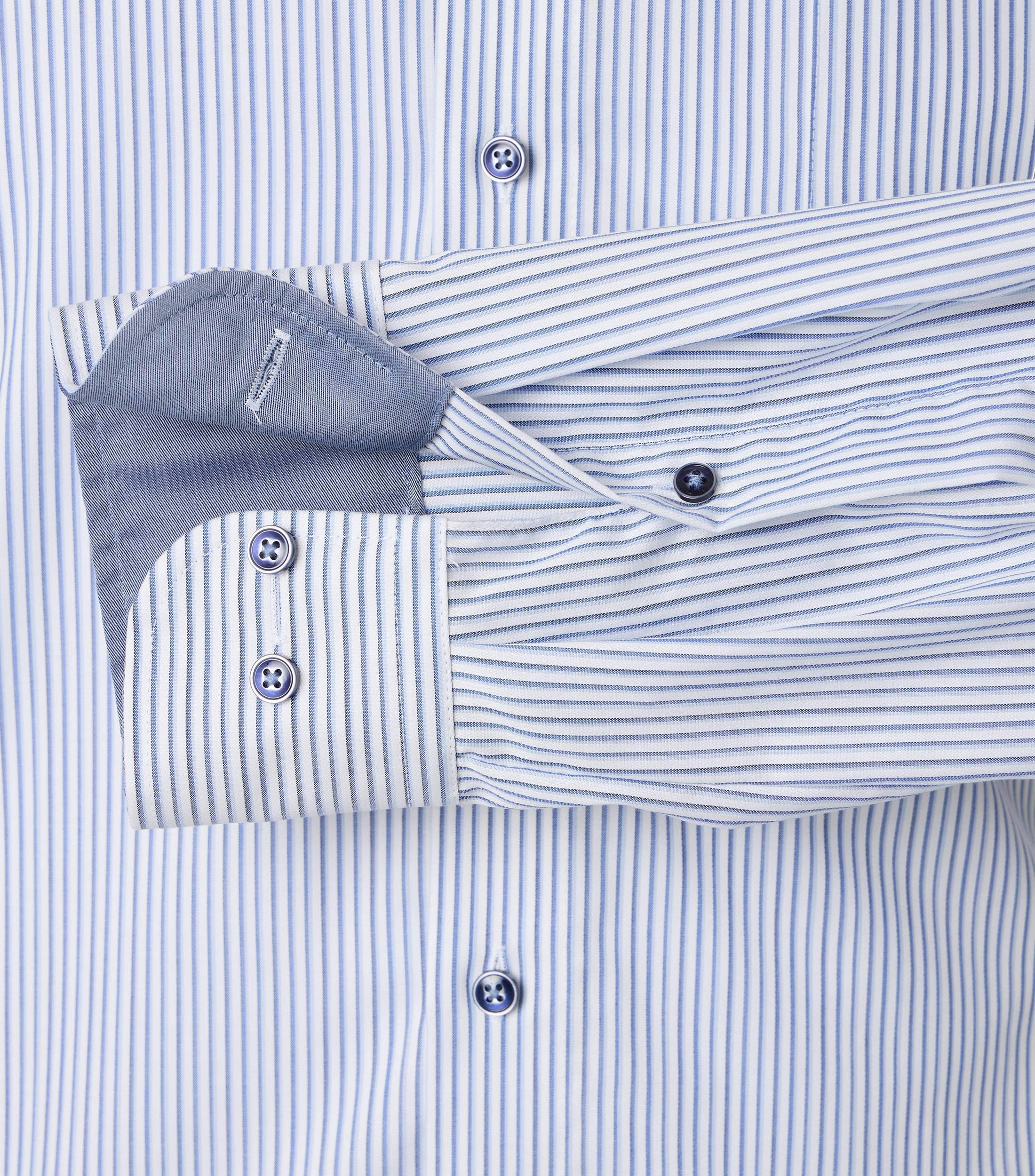 Ein Businesshemd im gestreift Muster in der Farbe Blau