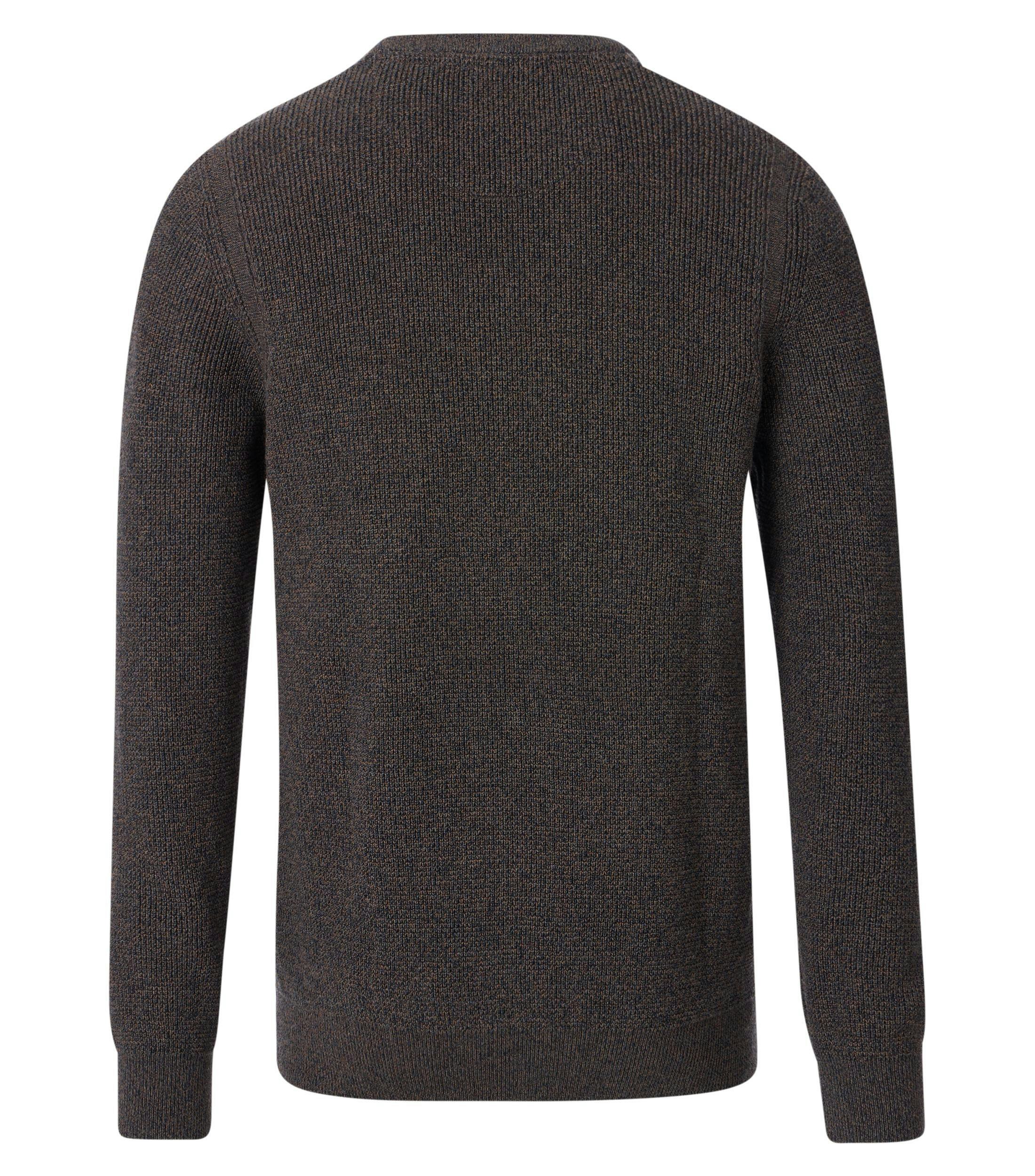 Das Model trägt ein Pullover im uni Muster in der Farbe Schlamm