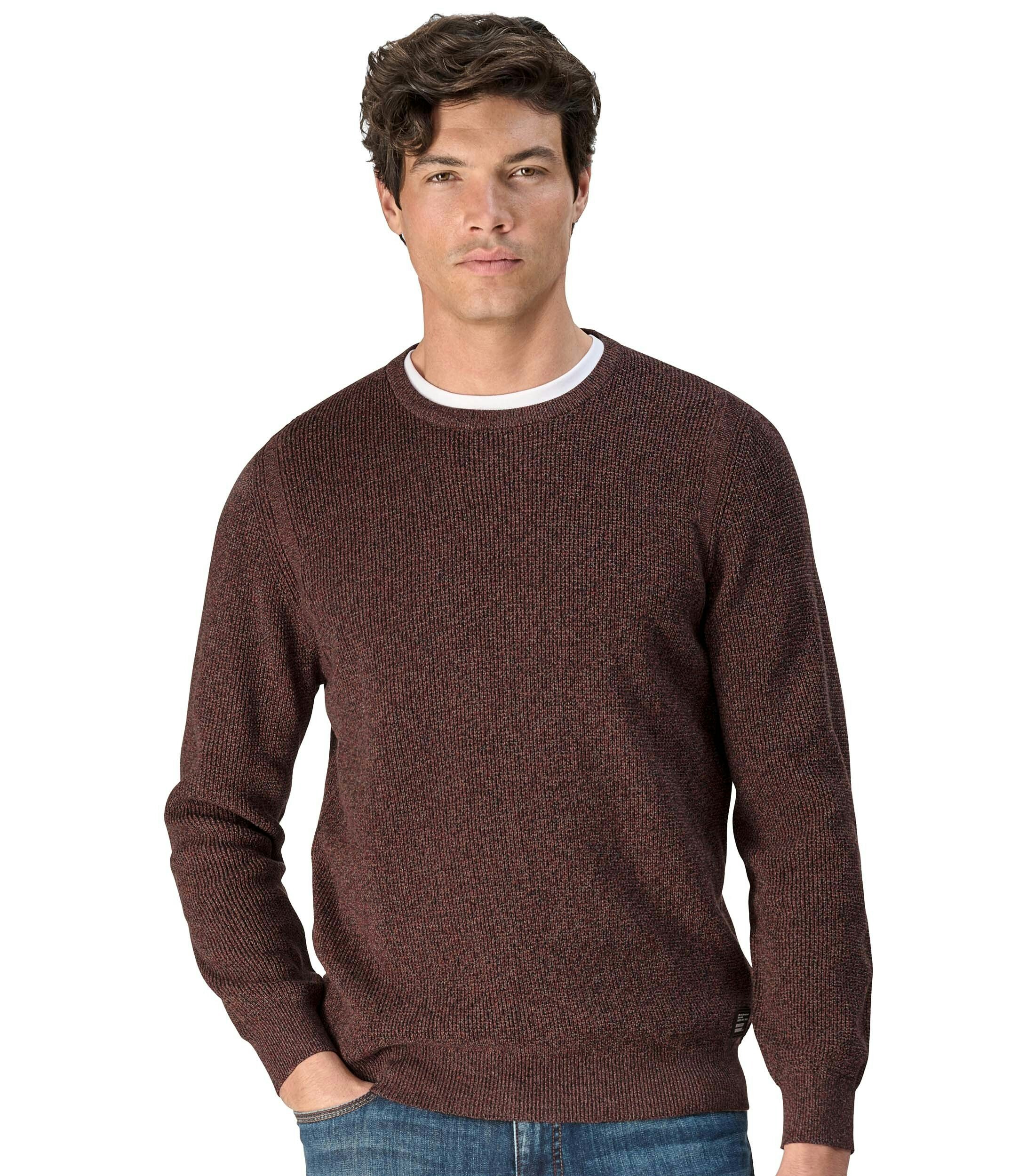 Das Model trägt ein Pullover im uni Muster in der Farbe Dunkelrot