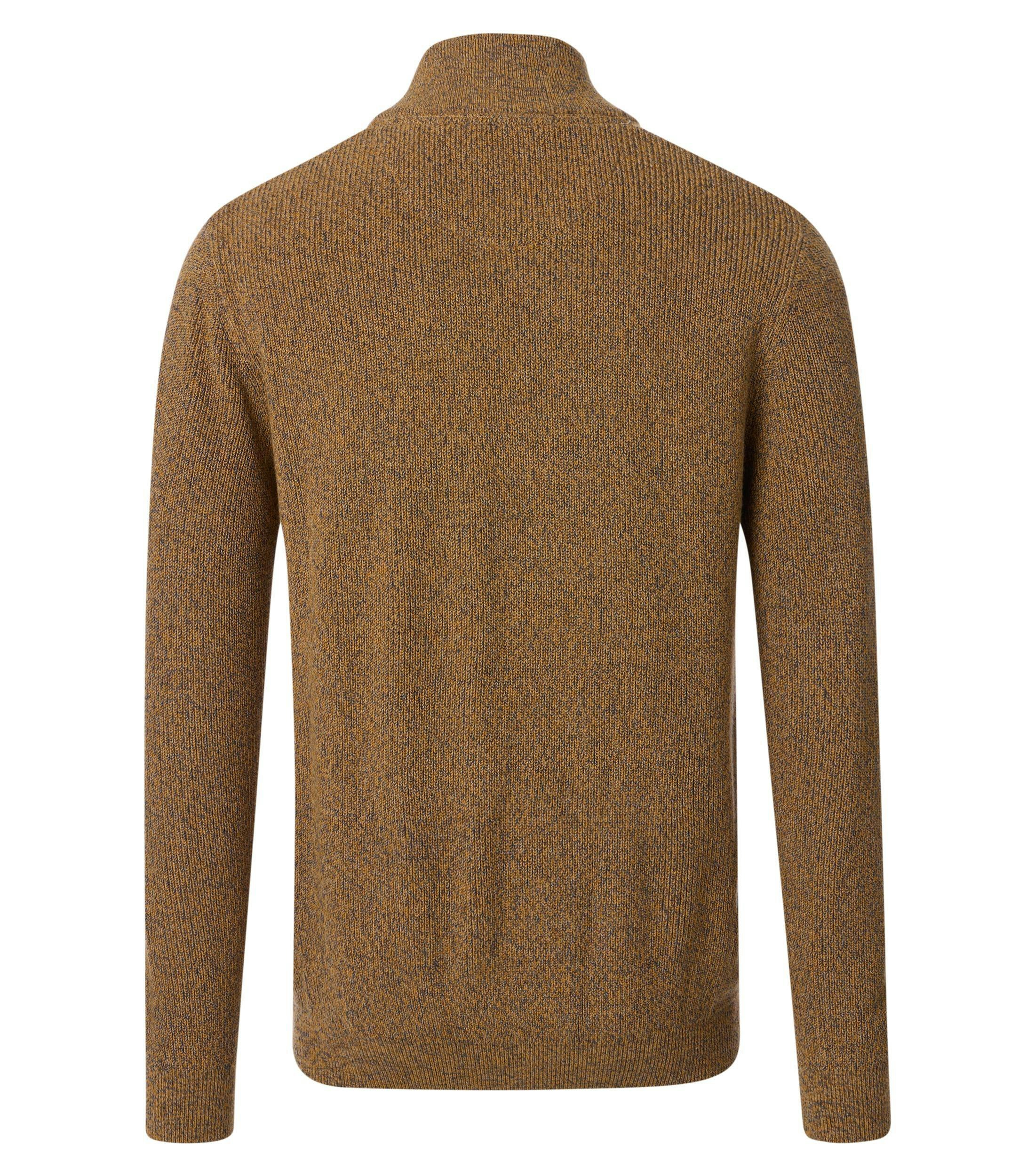Das Model trägt ein Pullover im uni Muster in der Farbe Senfgelb