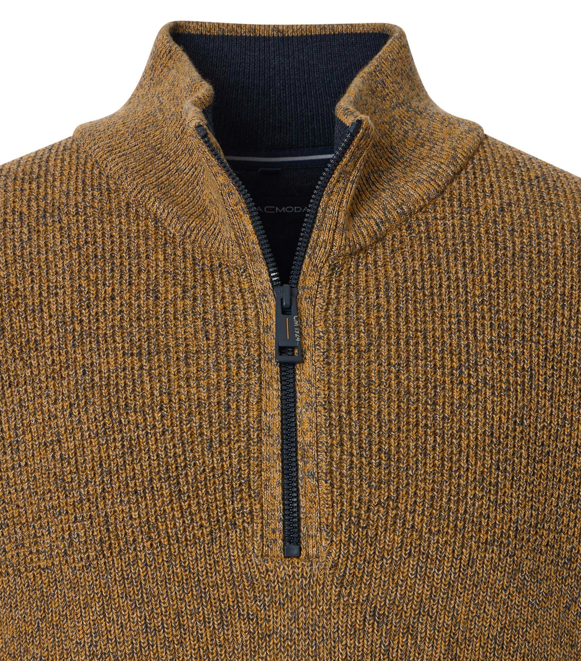 Das Model trägt ein Pullover im uni Muster in der Farbe Senfgelb