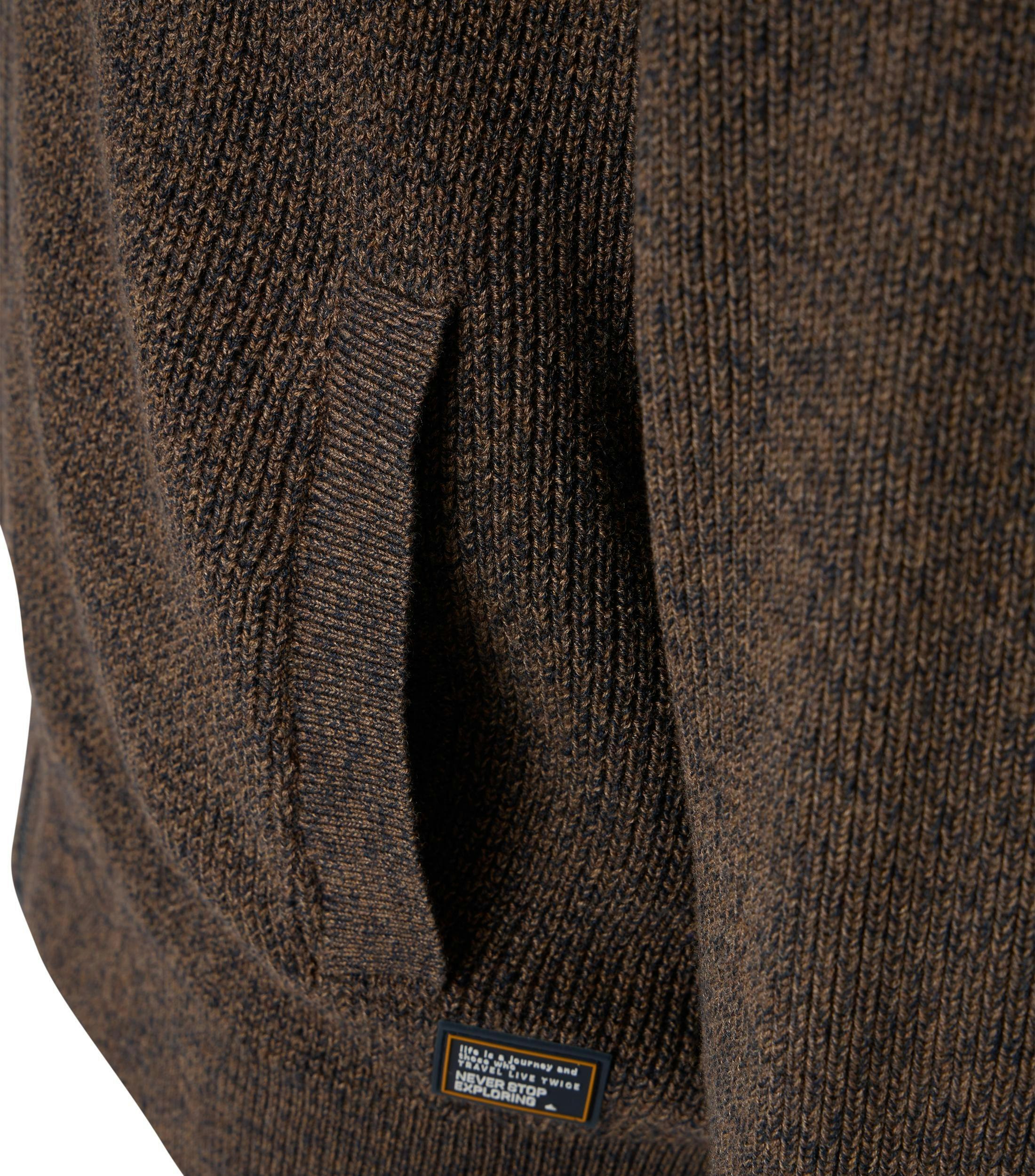 Ein Strickjacke im uni Muster in der Farbe Braun