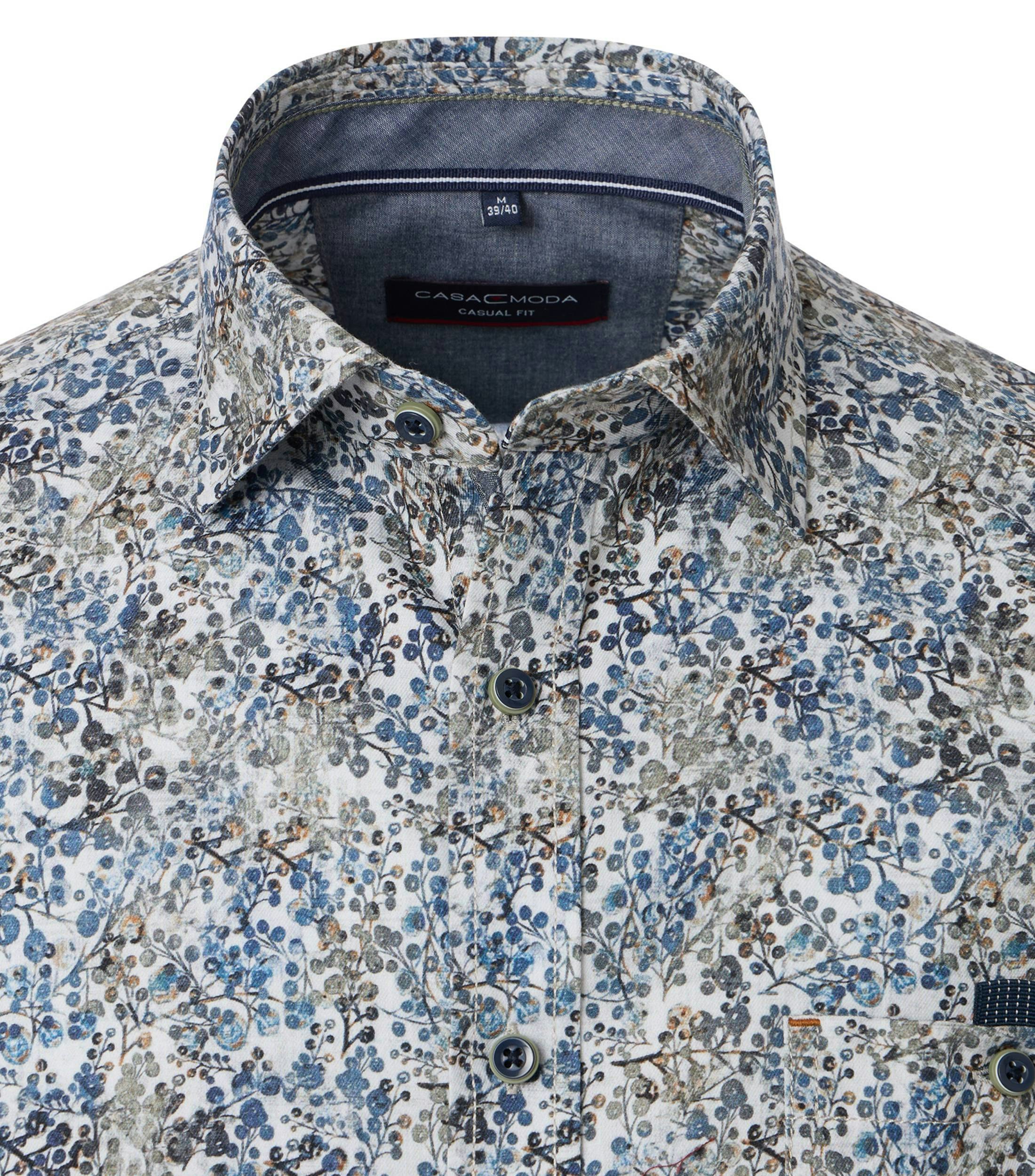 Ein Freizeithemd im Print Muster in der Farbe Hellblau