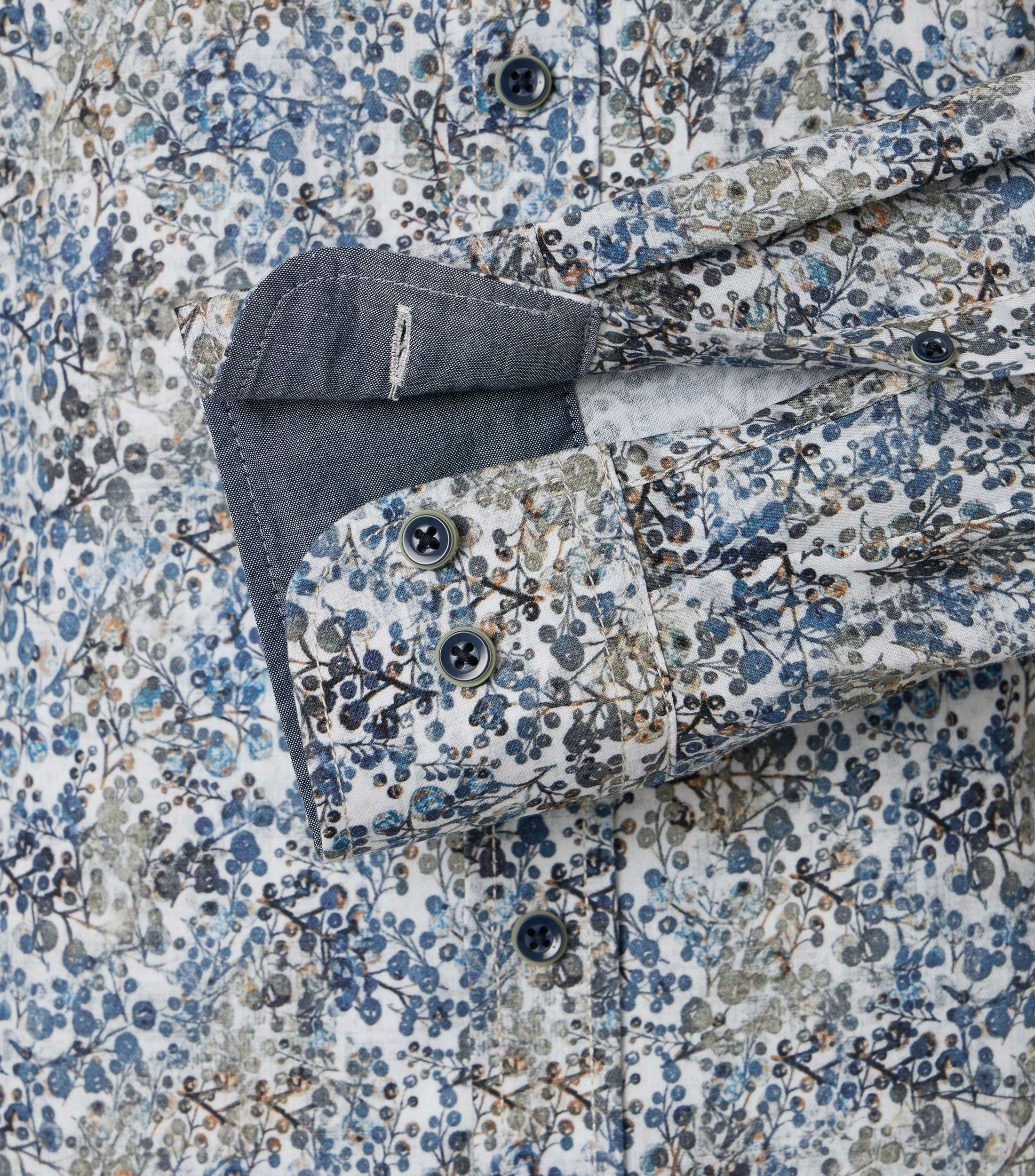 Ein Freizeithemd im Print Muster in der Farbe Hellblau