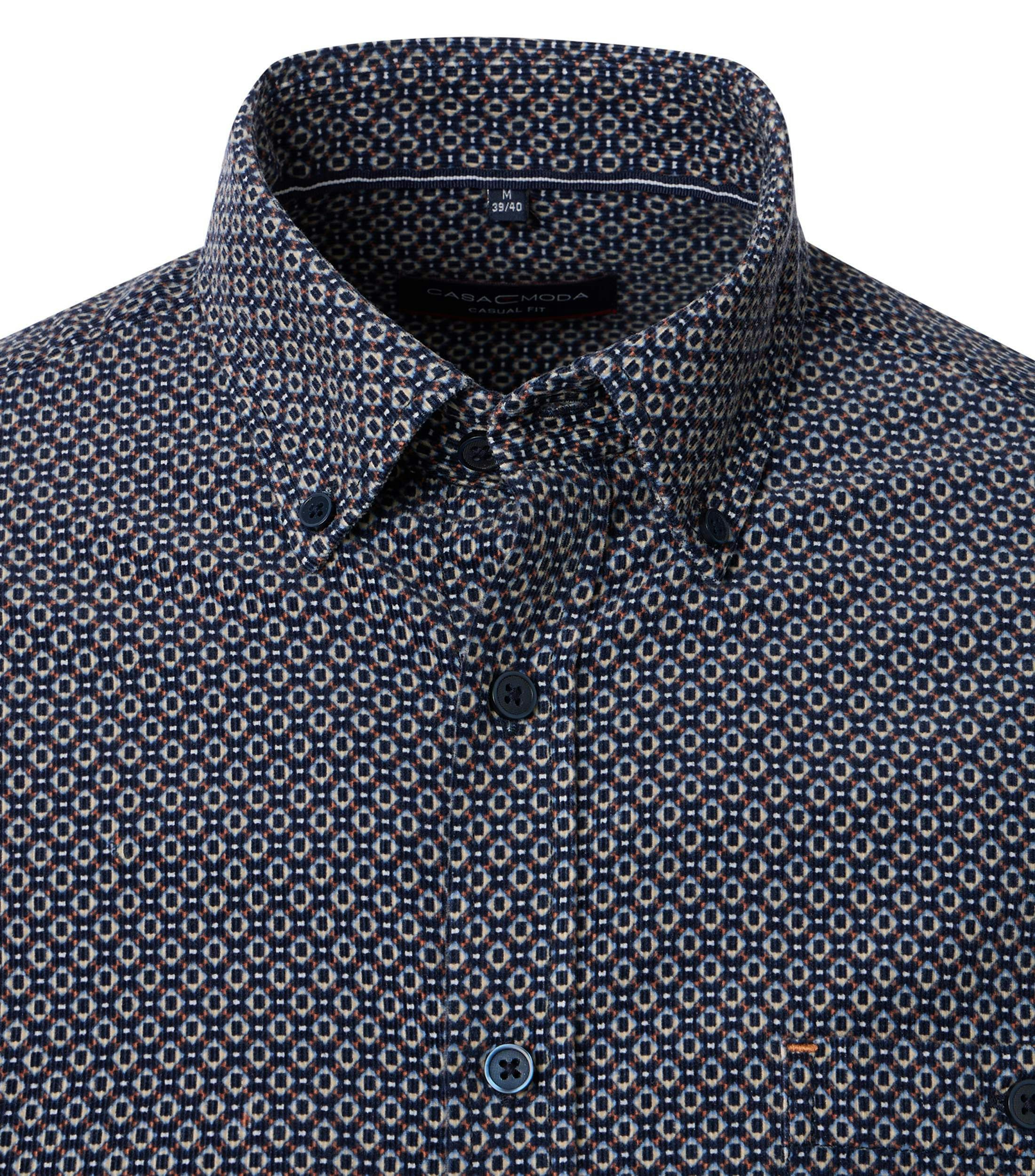 Ein Freizeithemd im Print Muster in der Farbe Dunkelblau