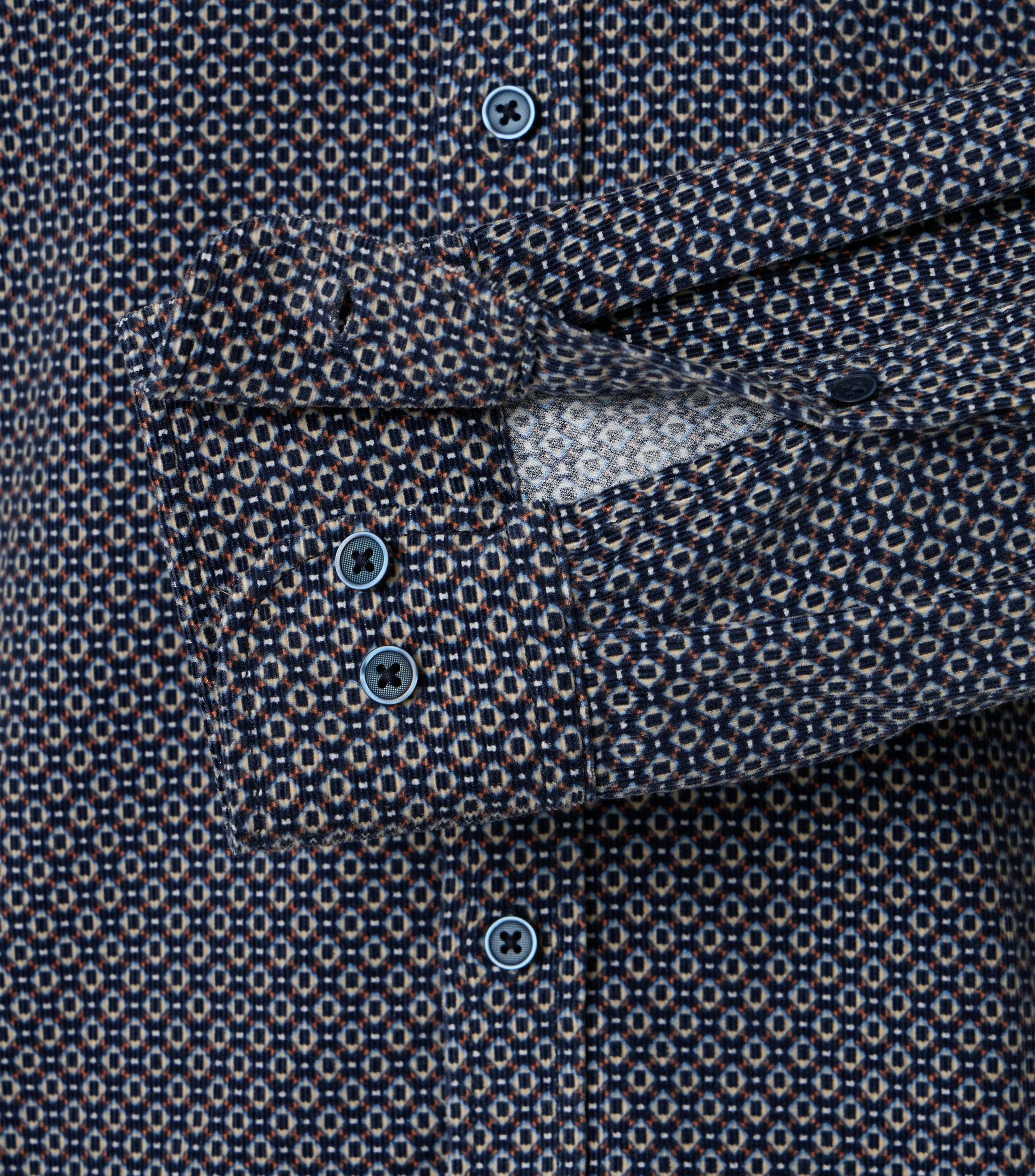 Ein Freizeithemd im Print Muster in der Farbe Dunkelblau