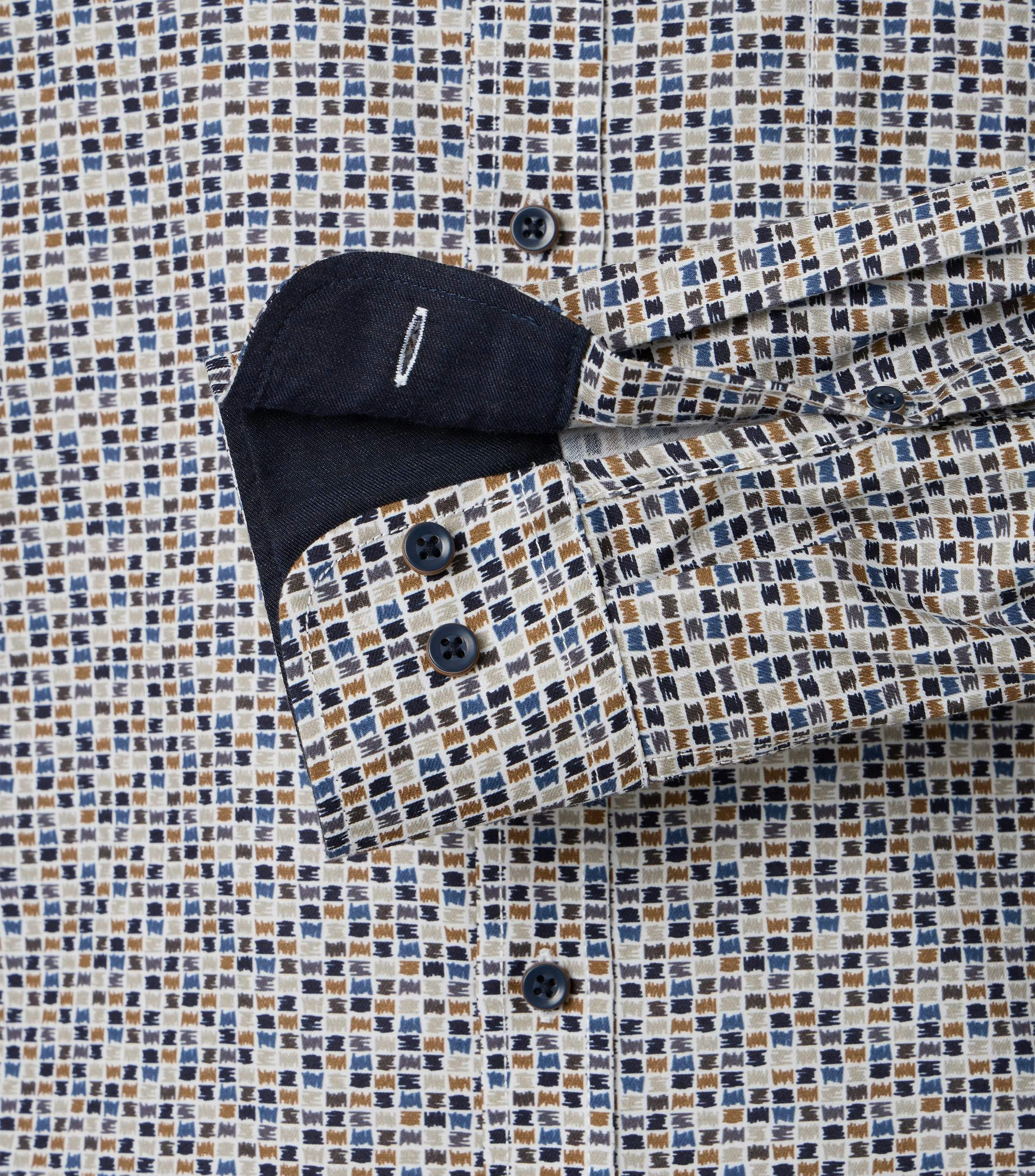 Ein Freizeithemd im Print Muster in der Farbe Blau