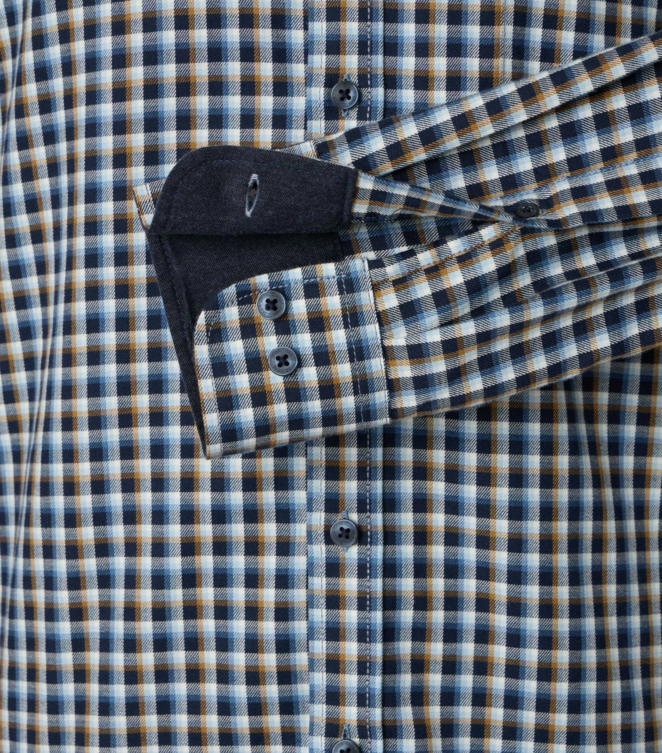 Ein Freizeithemd im kariert Muster in der Farbe Blau