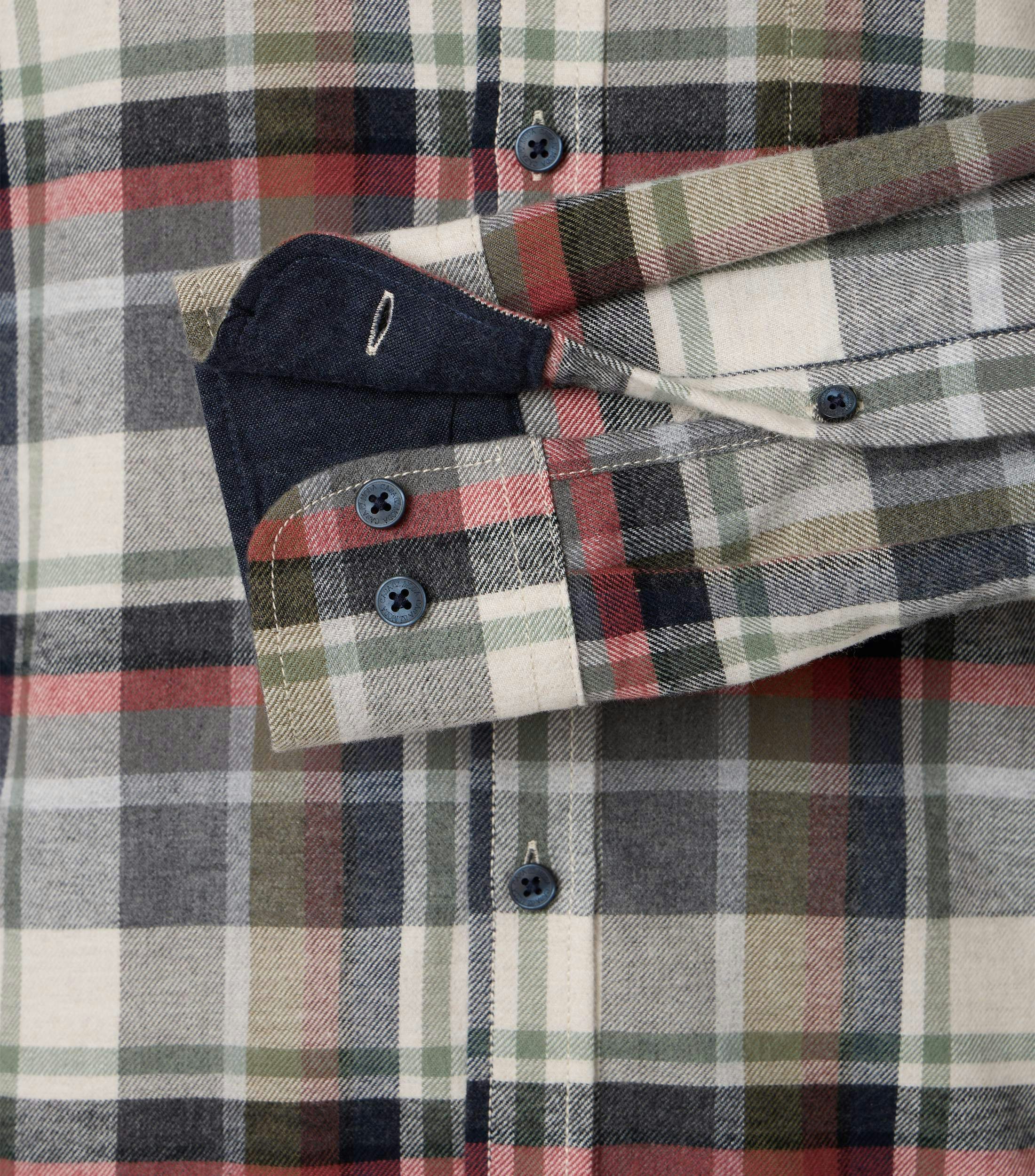 Ein Freizeithemd im kariert Muster in der Farbe Champagner