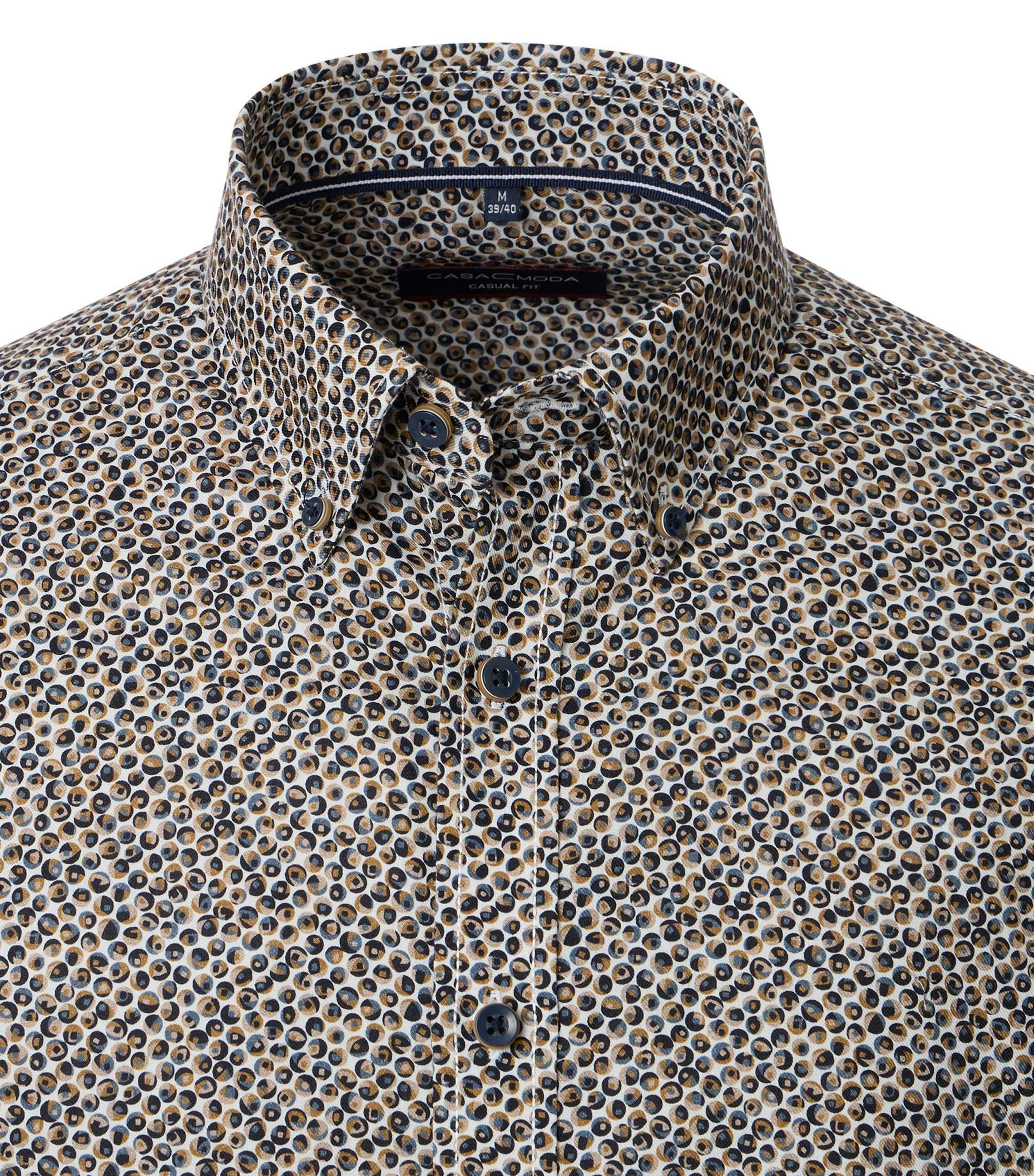 Ein Freizeithemd im Print Muster in der Farbe Braun