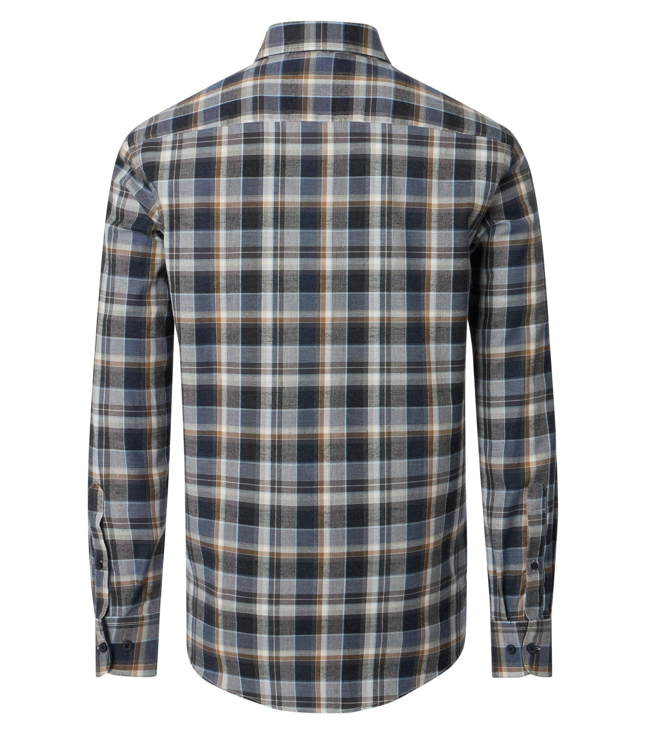 Ein Freizeithemd im kariert Muster in der Farbe Blau