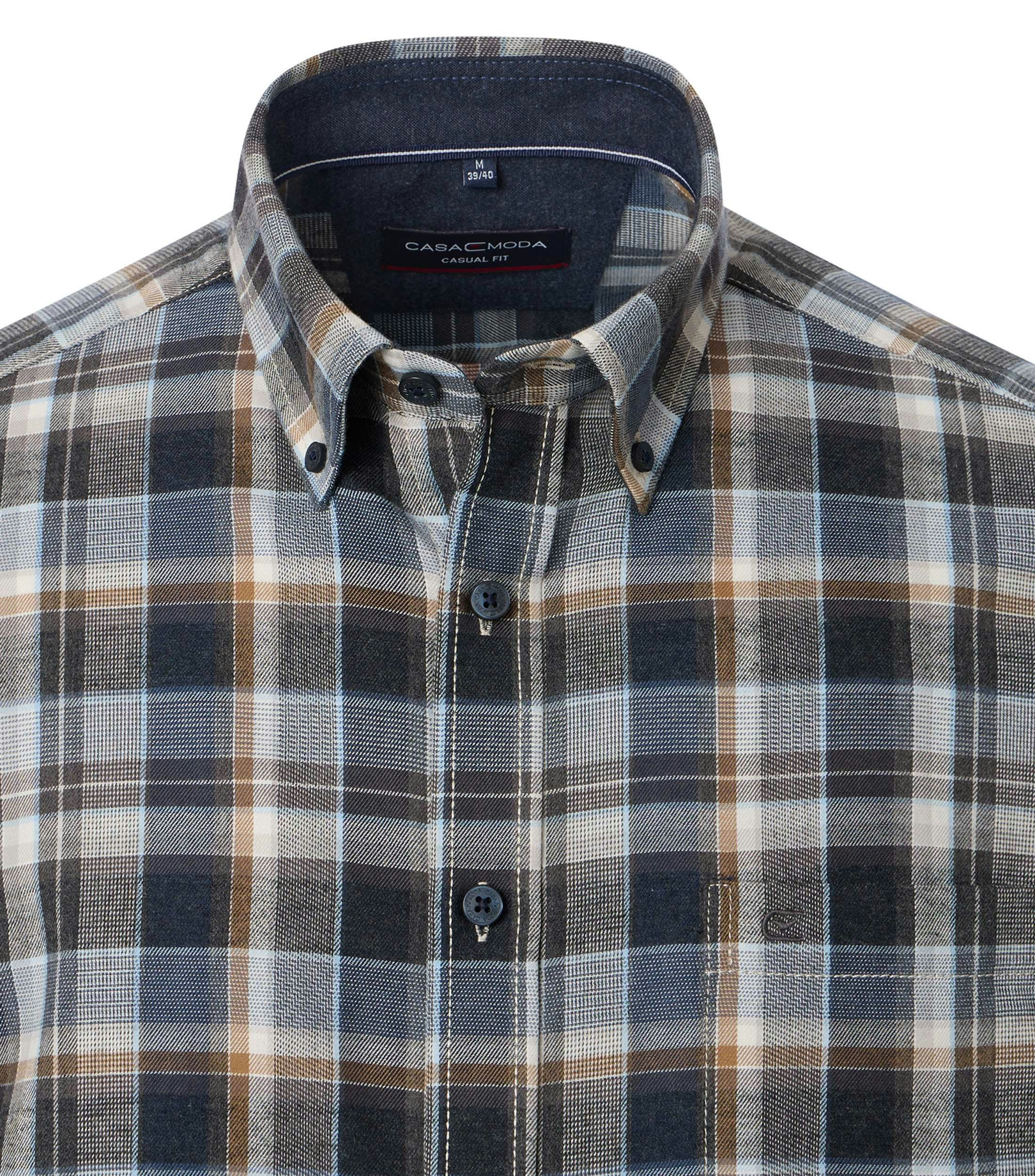 Ein Freizeithemd im kariert Muster in der Farbe Blau