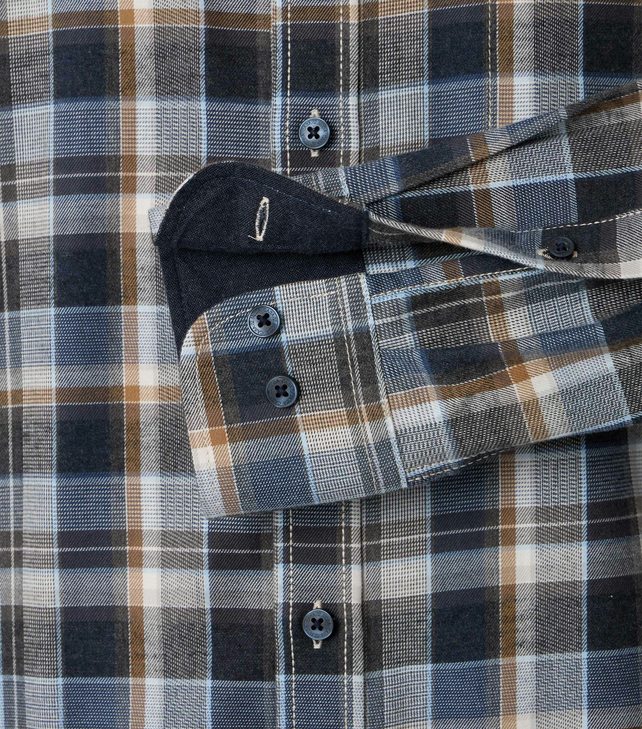 Ein Freizeithemd im kariert Muster in der Farbe Blau
