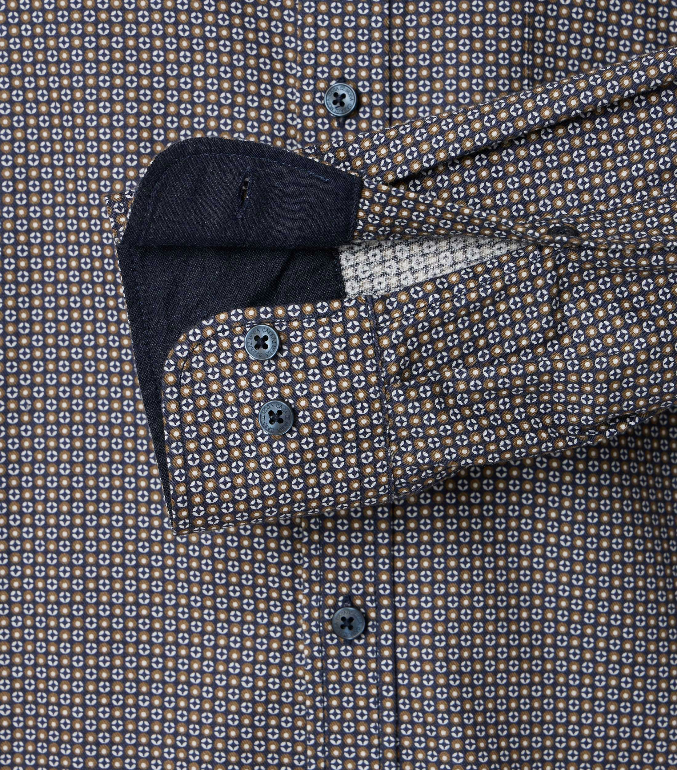 Ein Freizeithemd im Print Muster in der Farbe Braun