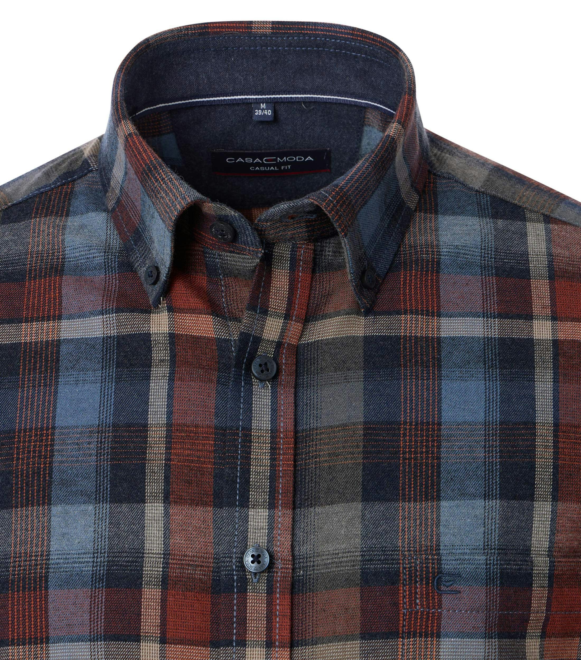 Ein Freizeithemd im kariert Muster in der Farbe Rot